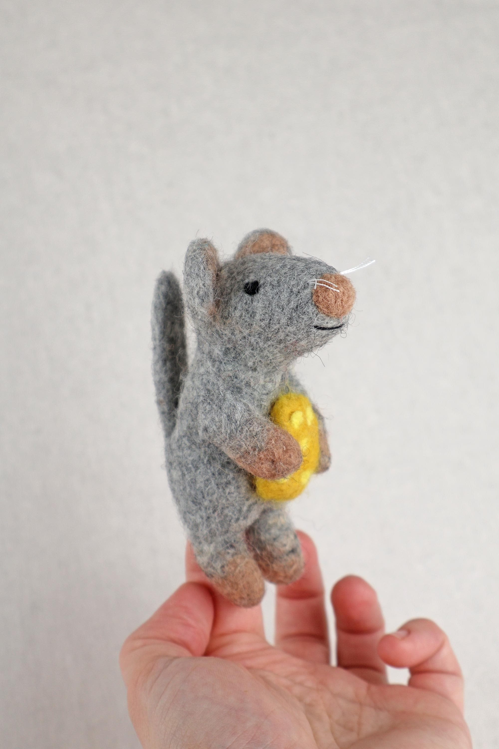 Filz Maus Fingerpuppe mit Käse – Handgemachte Maus Handpuppe – Filz Tier Figur – Waldorf Spielzeug – Geschenk für Kinder