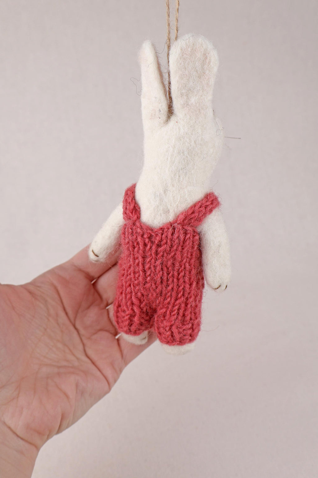 Anhänger Hase mit besticktem Mantel I Osterschmuck I Osterdeko I I Osterstrauß I Filzdeko Ostern I Osterhase I Frühling