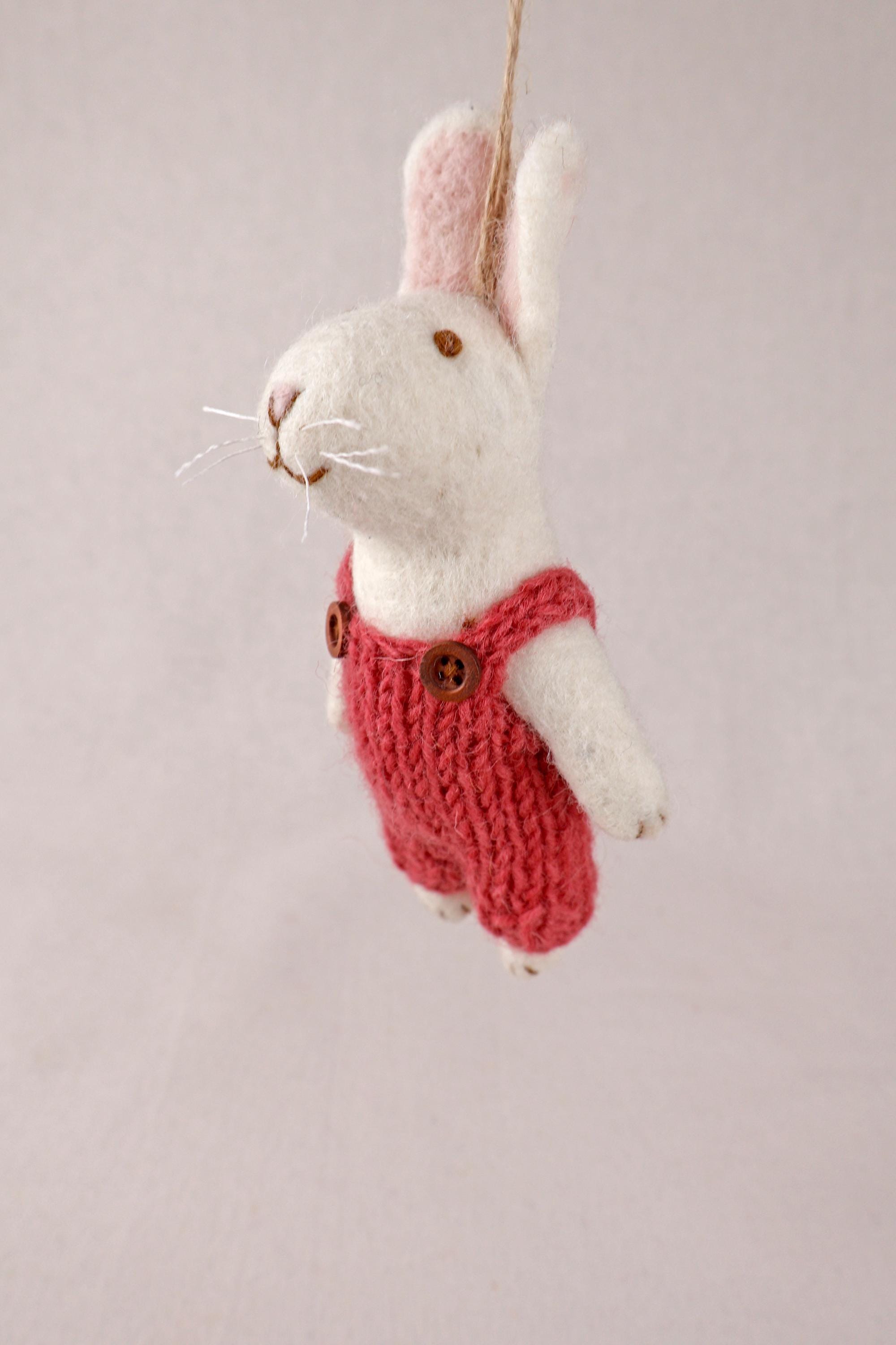 Anhänger Hase mit besticktem Mantel I Osterschmuck I Osterdeko I I Osterstrauß I Filzdeko Ostern I Osterhase I Frühling
