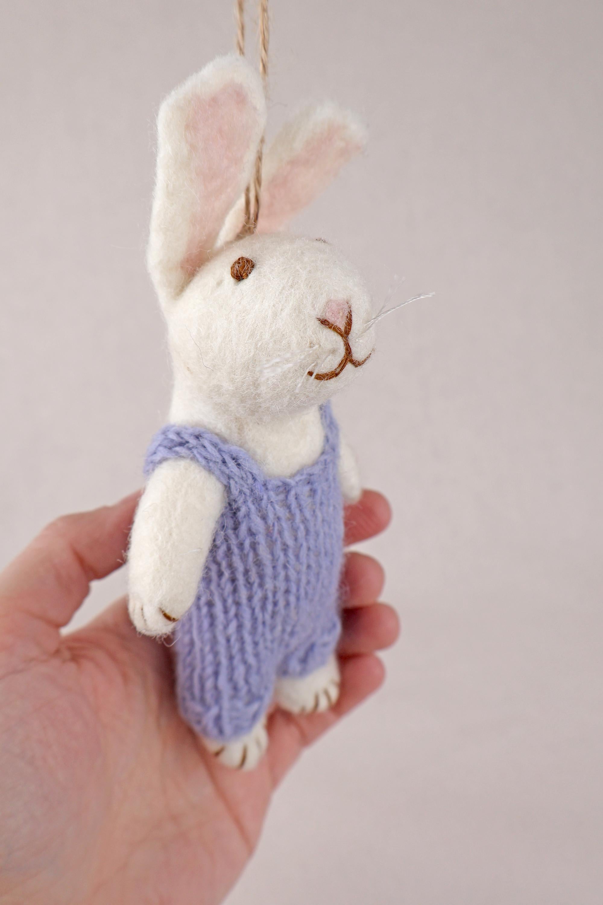 Anhänger Hase mit gestrickter Latzhose I Osterschmuck I Osterdeko I I Osterstrauß I Filzdeko Ostern I Osterhase I Frühling