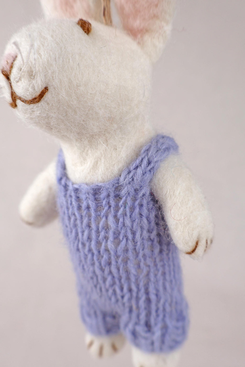 Anhänger Hase mit gestrickter Latzhose I Osterschmuck I Osterdeko I I Osterstrauß I Filzdeko Ostern I Osterhase I Frühling