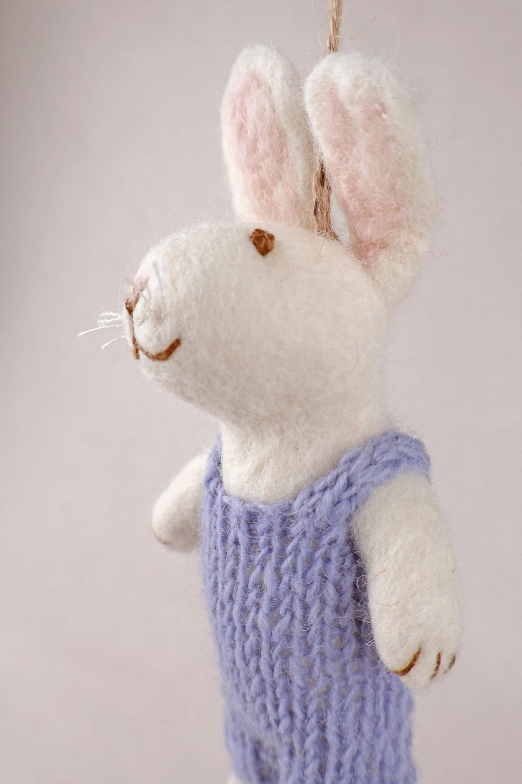 Anhänger Hase mit gestrickter Latzhose I Osterschmuck I Osterdeko I I Osterstrauß I Filzdeko Ostern I Osterhase I Frühling