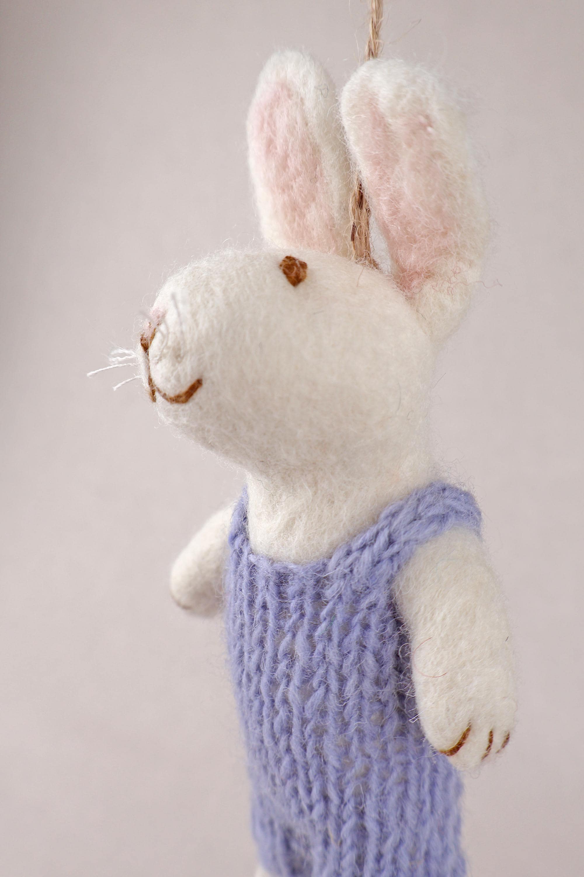 Anhänger Hase mit gestrickter Latzhose I Osterschmuck I Osterdeko I I Osterstrauß I Filzdeko Ostern I Osterhase I Frühling