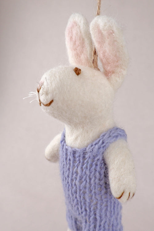 Anhänger Hase mit gestrickter Latzhose I Osterschmuck I Osterdeko I I Osterstrauß I Filzdeko Ostern I Osterhase I Frühling