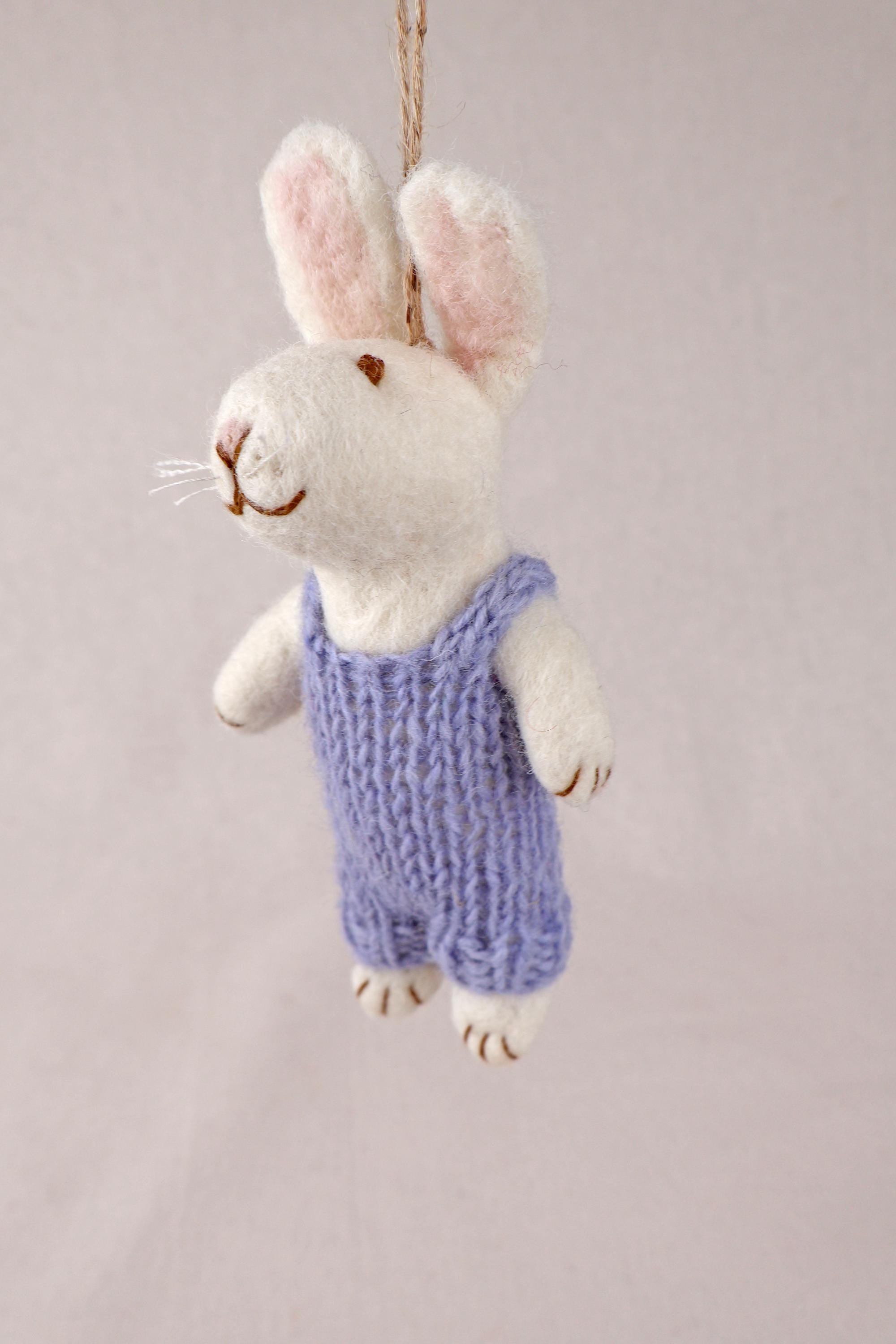 Anhänger Hase mit gestrickter Latzhose I Osterschmuck I Osterdeko I I Osterstrauß I Filzdeko Ostern I Osterhase I Frühling