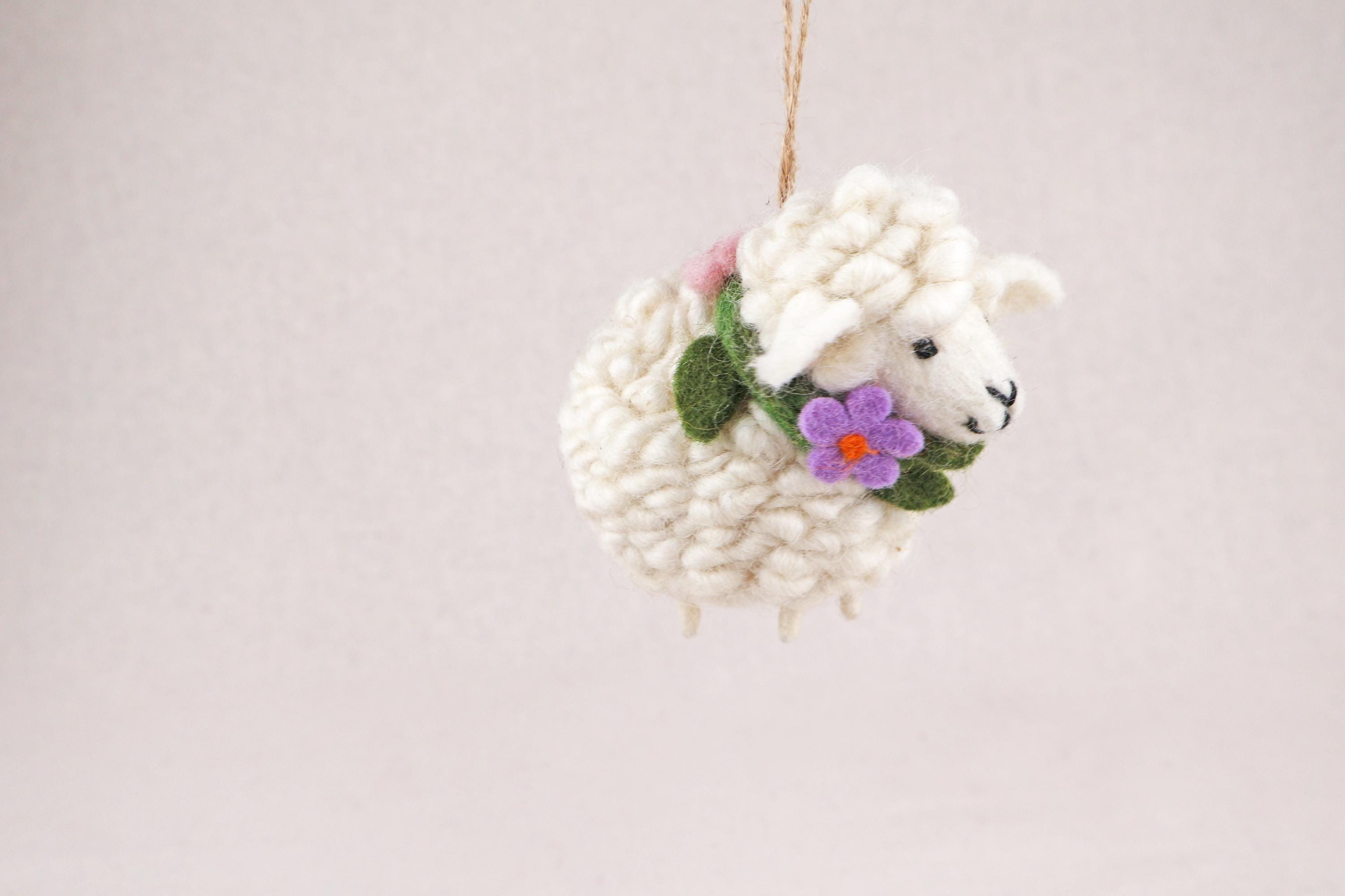 Anhänger Schaf mit Blumenkranz I Christbaumschmuck Weihnachtsdeko I Winter Weihnachtsbaum I Weihnachtsschaf