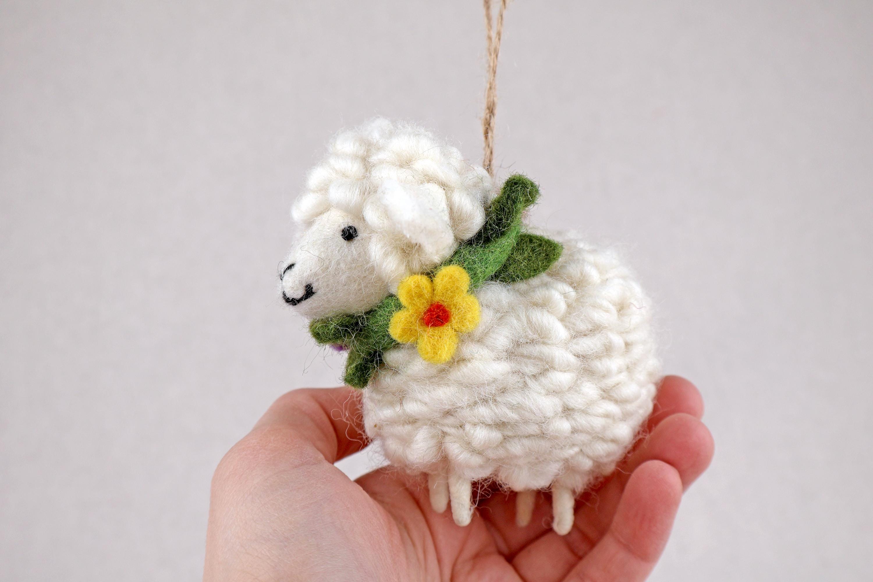 Anhänger Schaf mit Blumenkranz I Christbaumschmuck Weihnachtsdeko I Winter Weihnachtsbaum I Weihnachtsschaf