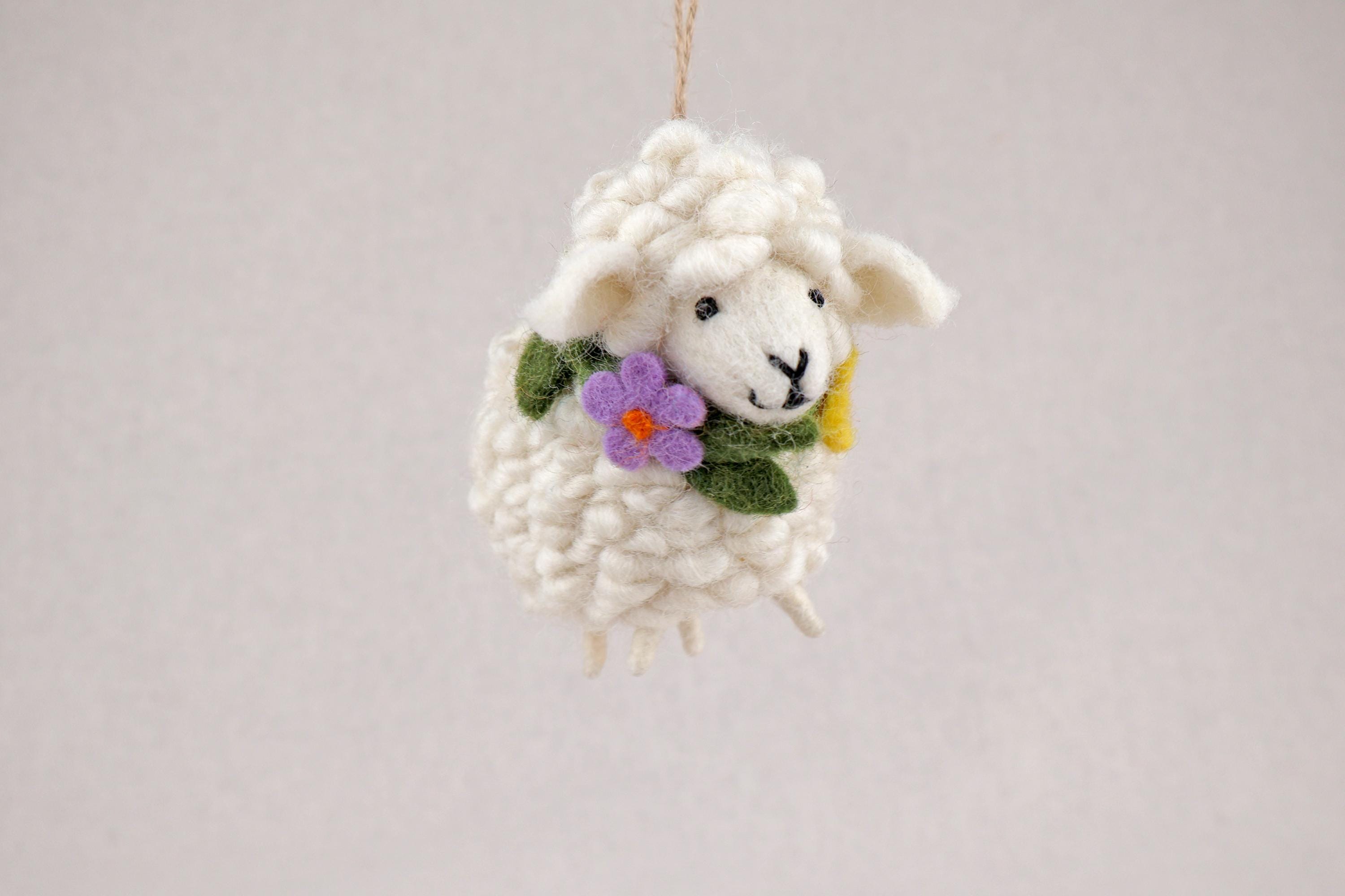 Anhänger Schaf mit Blumenkranz I Christbaumschmuck Weihnachtsdeko I Winter Weihnachtsbaum I Weihnachtsschaf