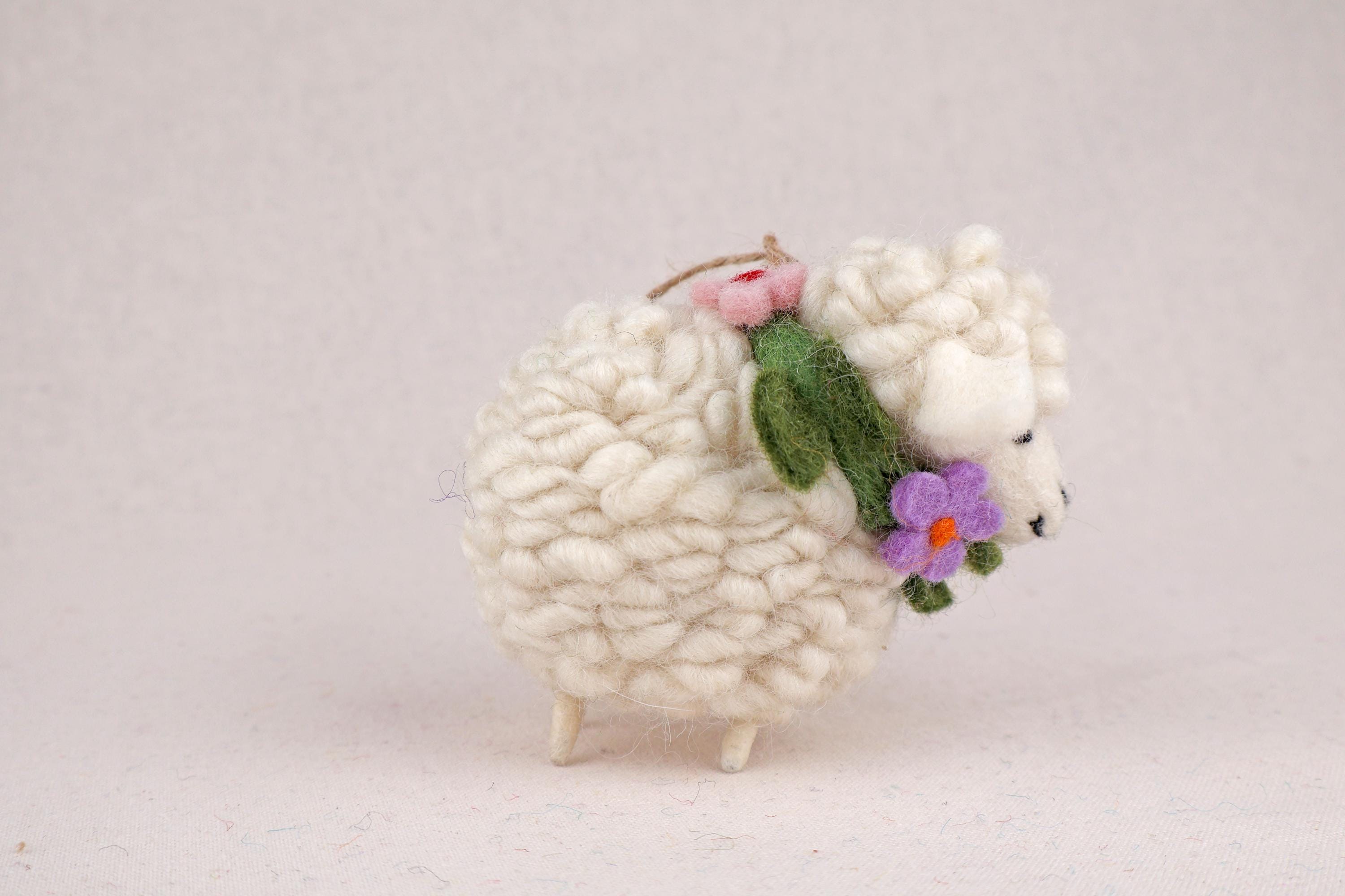 Anhänger Schaf mit Blumenkranz I Christbaumschmuck Weihnachtsdeko I Winter Weihnachtsbaum I Weihnachtsschaf
