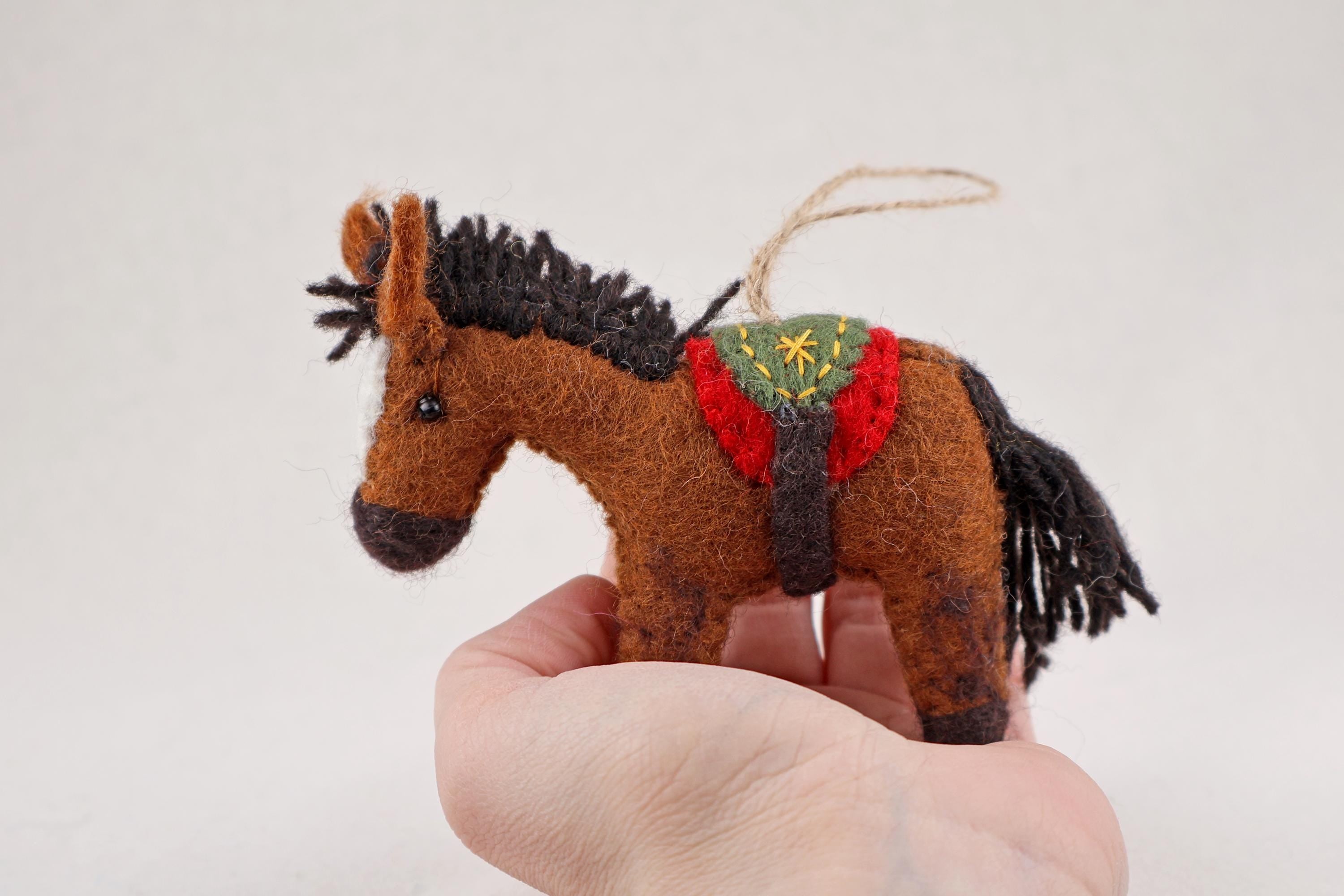 Weihnachtsanhänger braunes Pferd I bestickter Sattel Filz Christbaumschmuck I Weihnachtsdeko Pferdchen