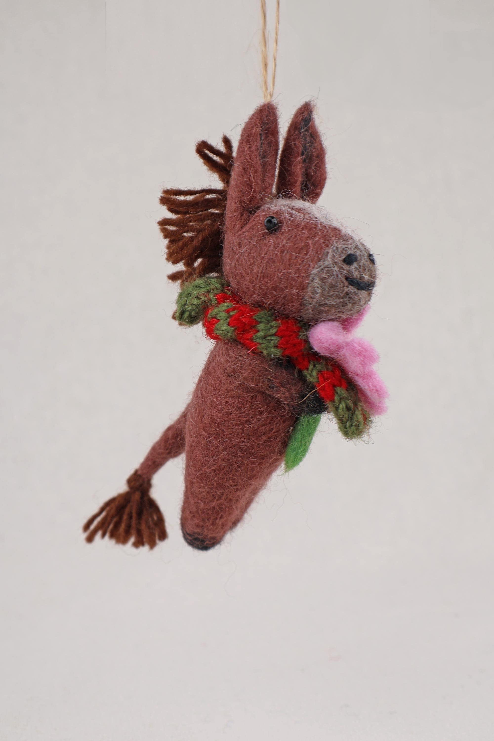 Anhänger Pferd mit Blume und Schal I Filz Interior l Filz Christbaumschmuck I Weihnachtsdeko Pferdchen