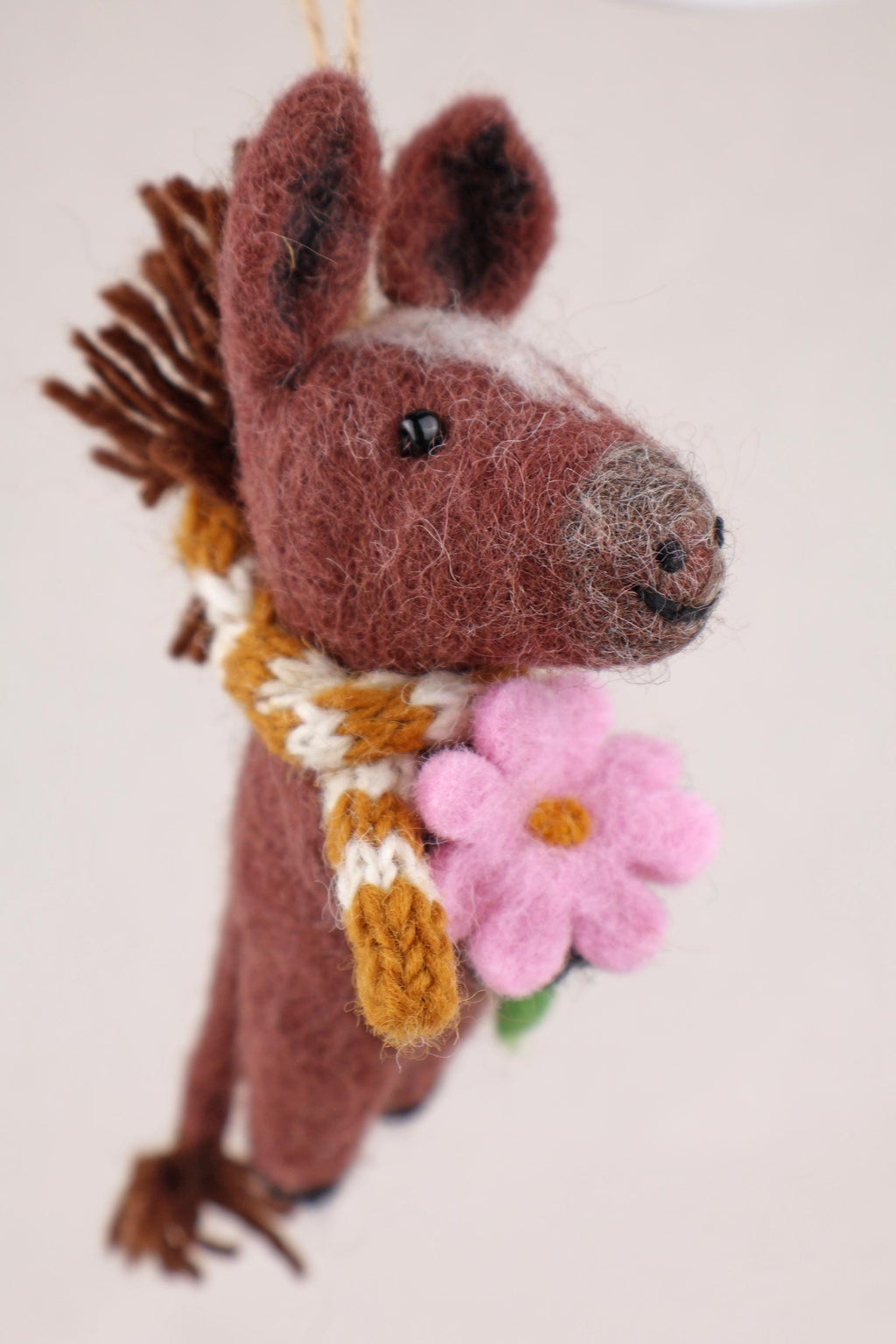 Anhänger Pferd mit Blume und Schal I Filz Interior l Filz Christbaumschmuck I Weihnachtsdeko Pferdchen