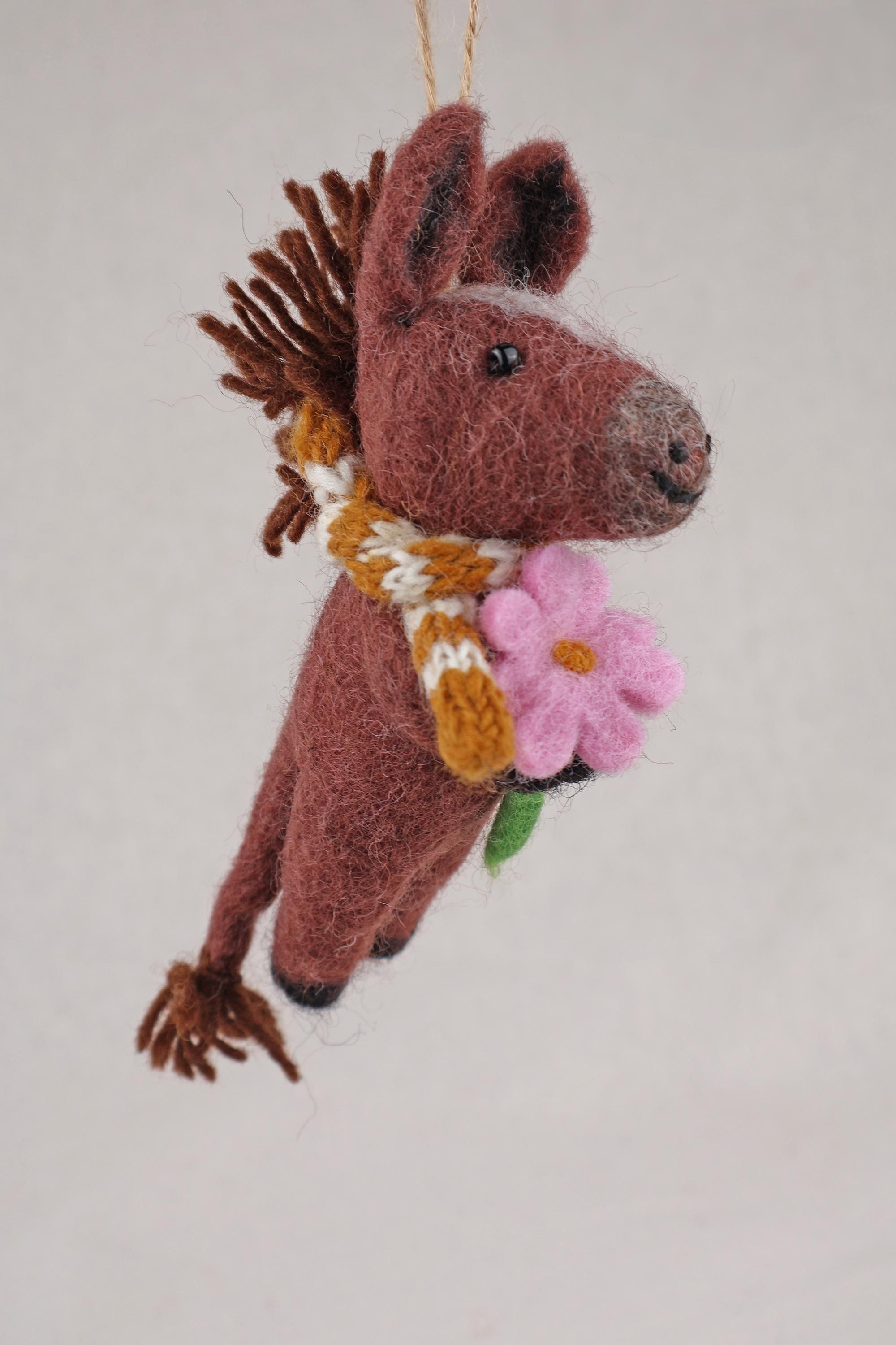 Anhänger Pferd mit Blume und Schal I Filz Interior l Filz Christbaumschmuck I Weihnachtsdeko Pferdchen