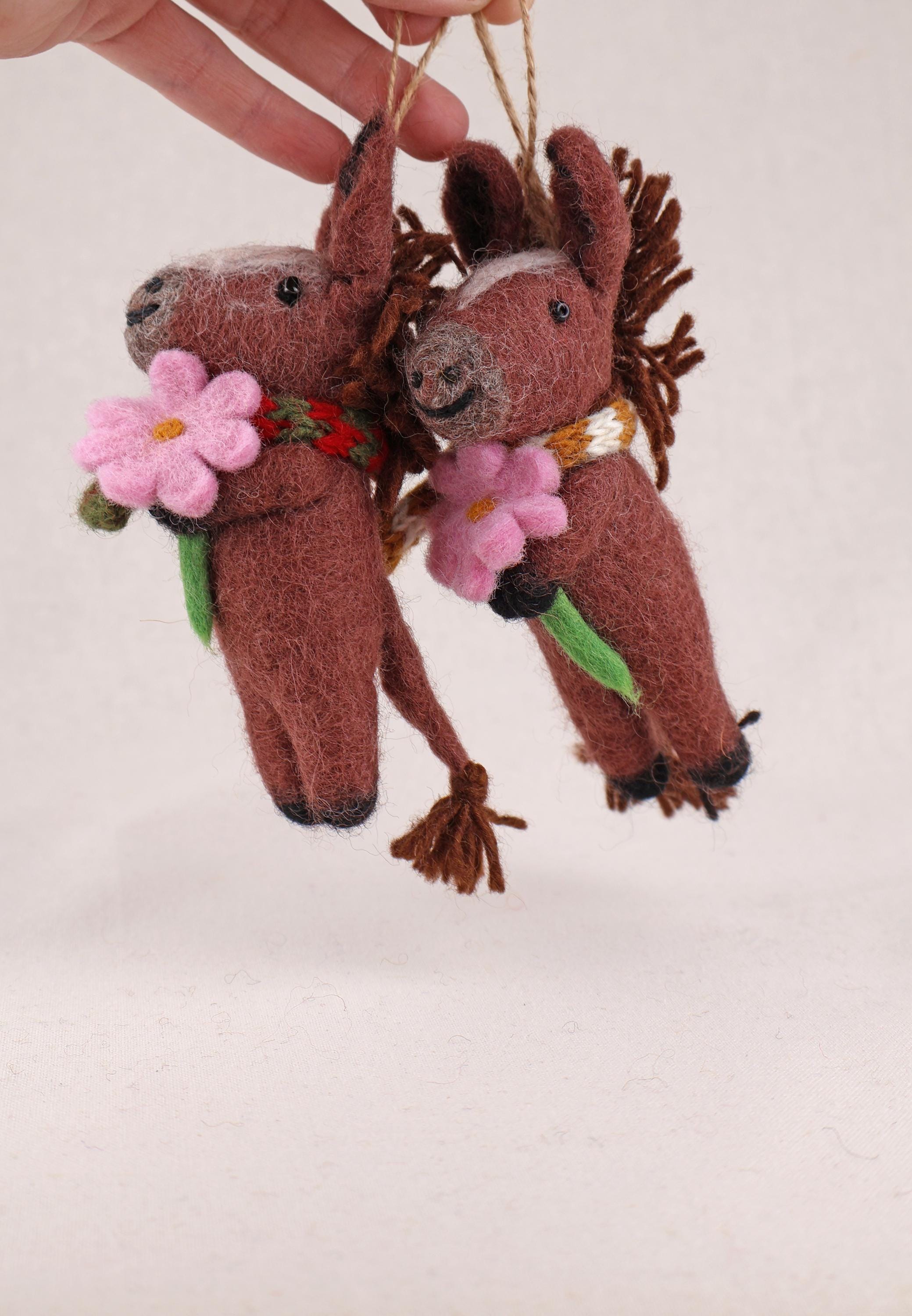 Anhänger Pferd mit Blume und Schal I Filz Interior l Filz Christbaumschmuck I Weihnachtsdeko Pferdchen