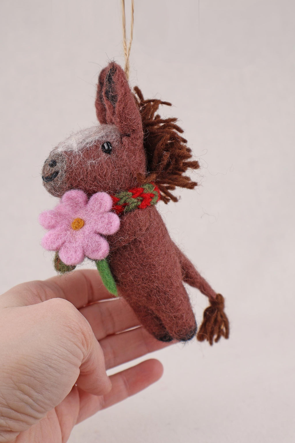 Anhänger Pferd mit Blume und Schal I Filz Interior l Filz Christbaumschmuck I Weihnachtsdeko Pferdchen