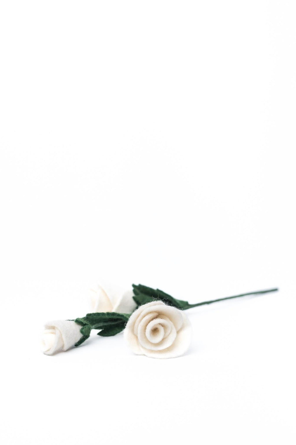 Filz Lisianthus Blume – nachhaltige Deko, handgemacht Fair Trade Nepal, weiße Filzblume, Naturdeko, minimalistische Boho Deko, Naturdeko