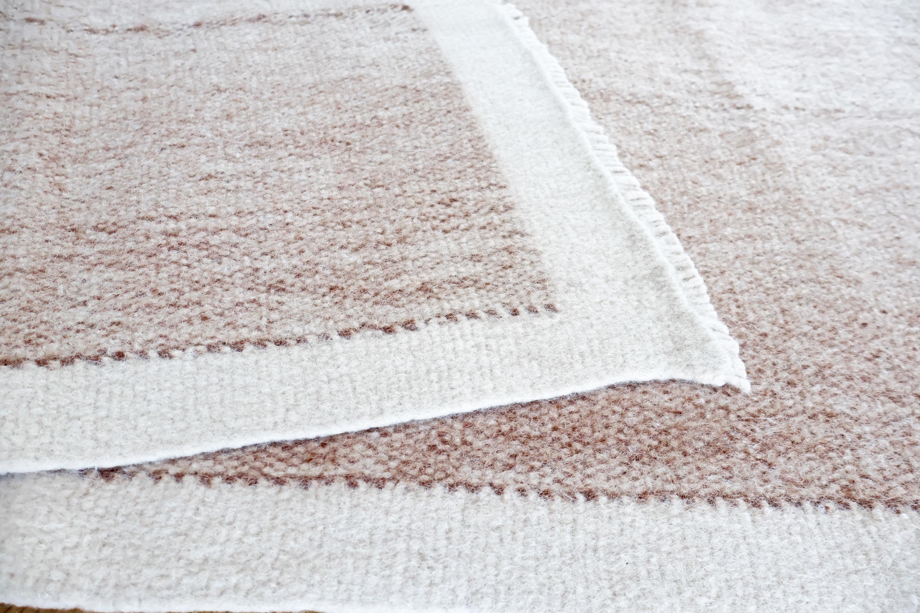 Handgewebter Radhi Teppich aus Nepal – Beige Weiß | Fair Trade Wollteppich | Minimalistischer Boho Teppich | Natur Teppich Wohnzimmer