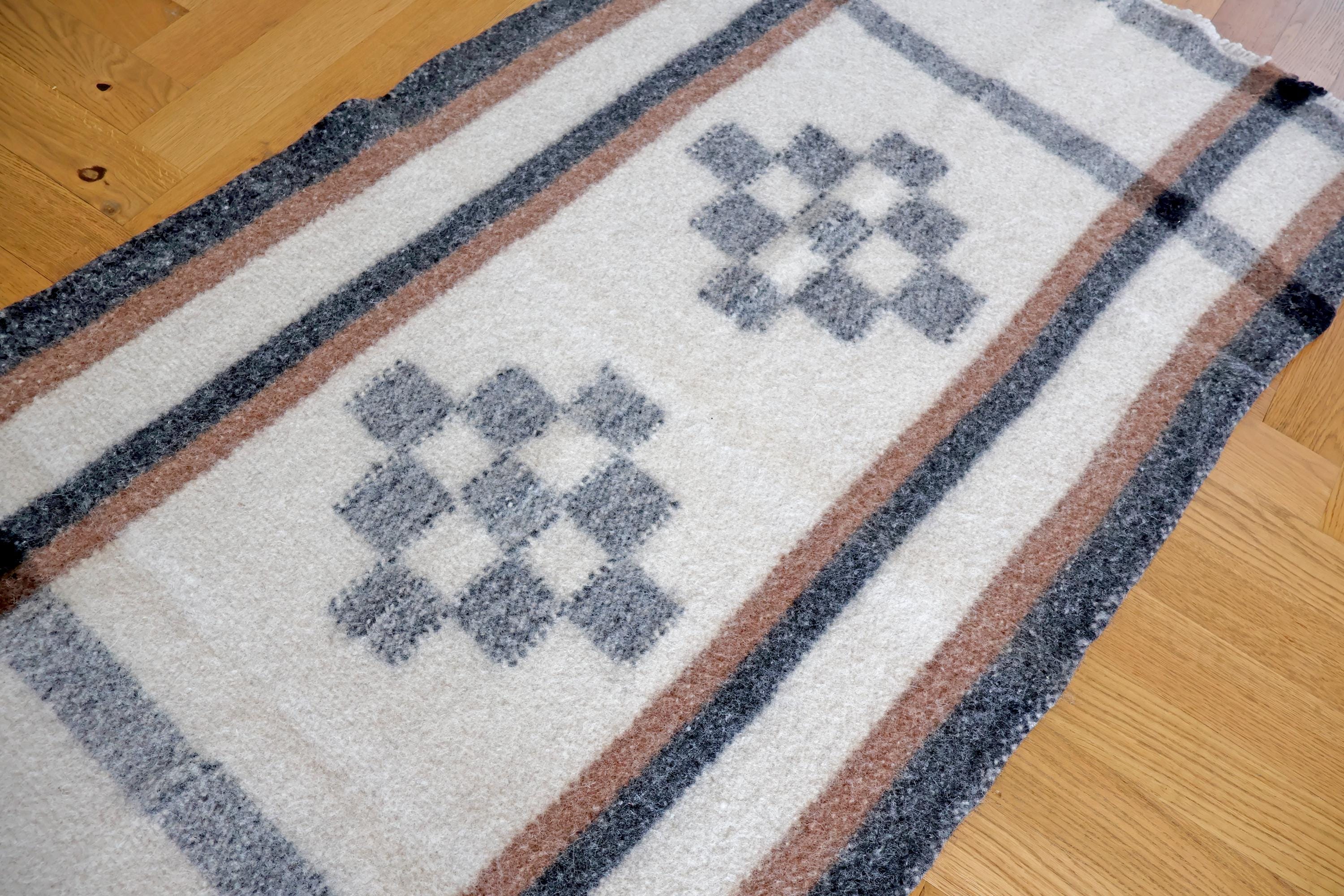 Handgewebter Radhi Teppich mit traditionellem Muster, Ungefärbte Wolle | Wollteppich aus Nepal | Minimalistischer Natur Teppich I Wohnzimmer