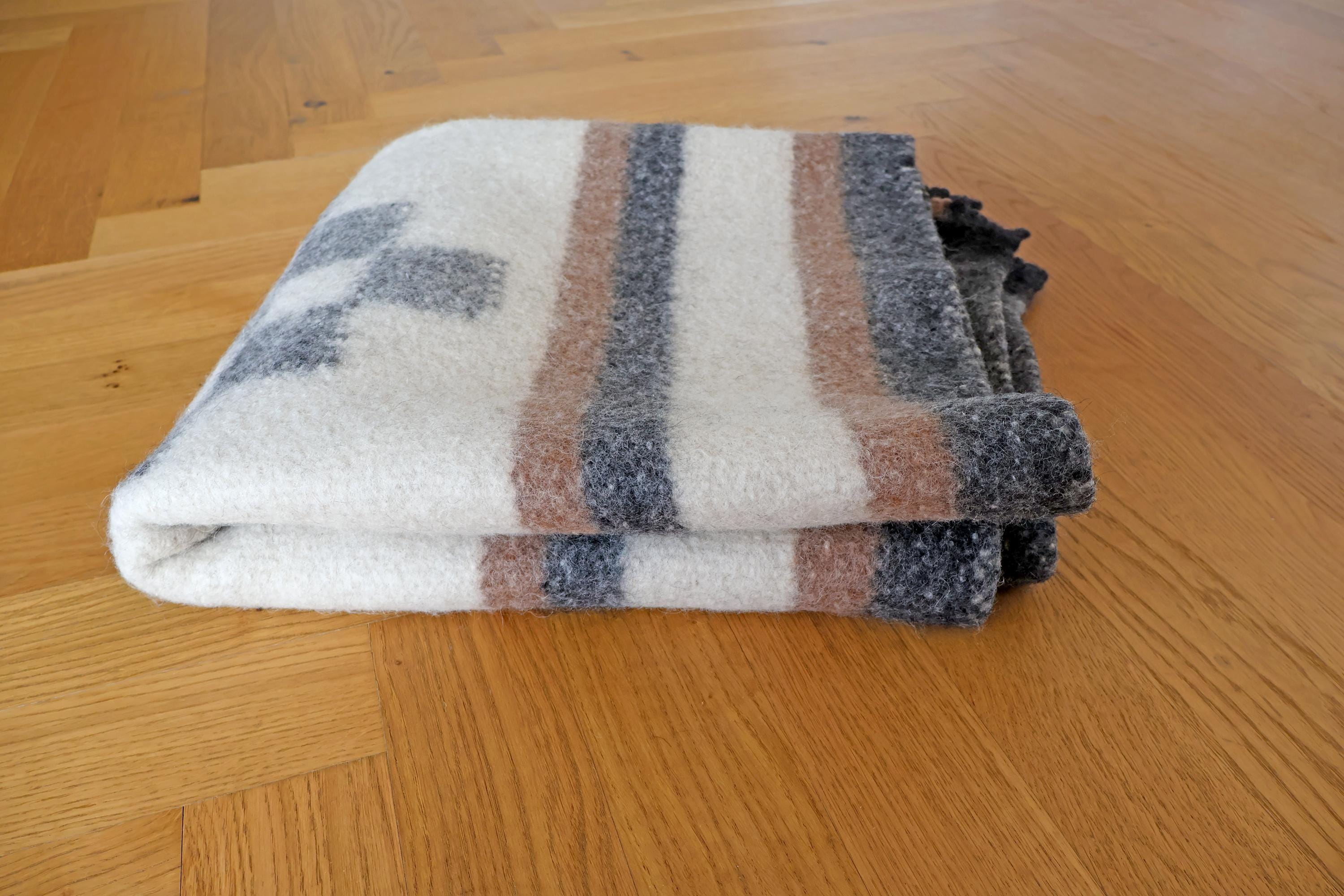 Handgewebter Radhi Teppich mit traditionellem Muster, Ungefärbte Wolle | Wollteppich aus Nepal | Minimalistischer Natur Teppich I Wohnzimmer