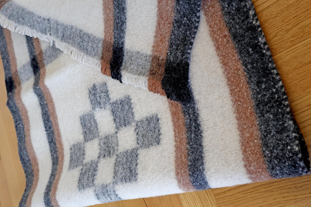 Handgewebter Radhi Teppich mit traditionellem Muster, Ungefärbte Wolle | Wollteppich aus Nepal | Minimalistischer Natur Teppich I Wohnzimmer
