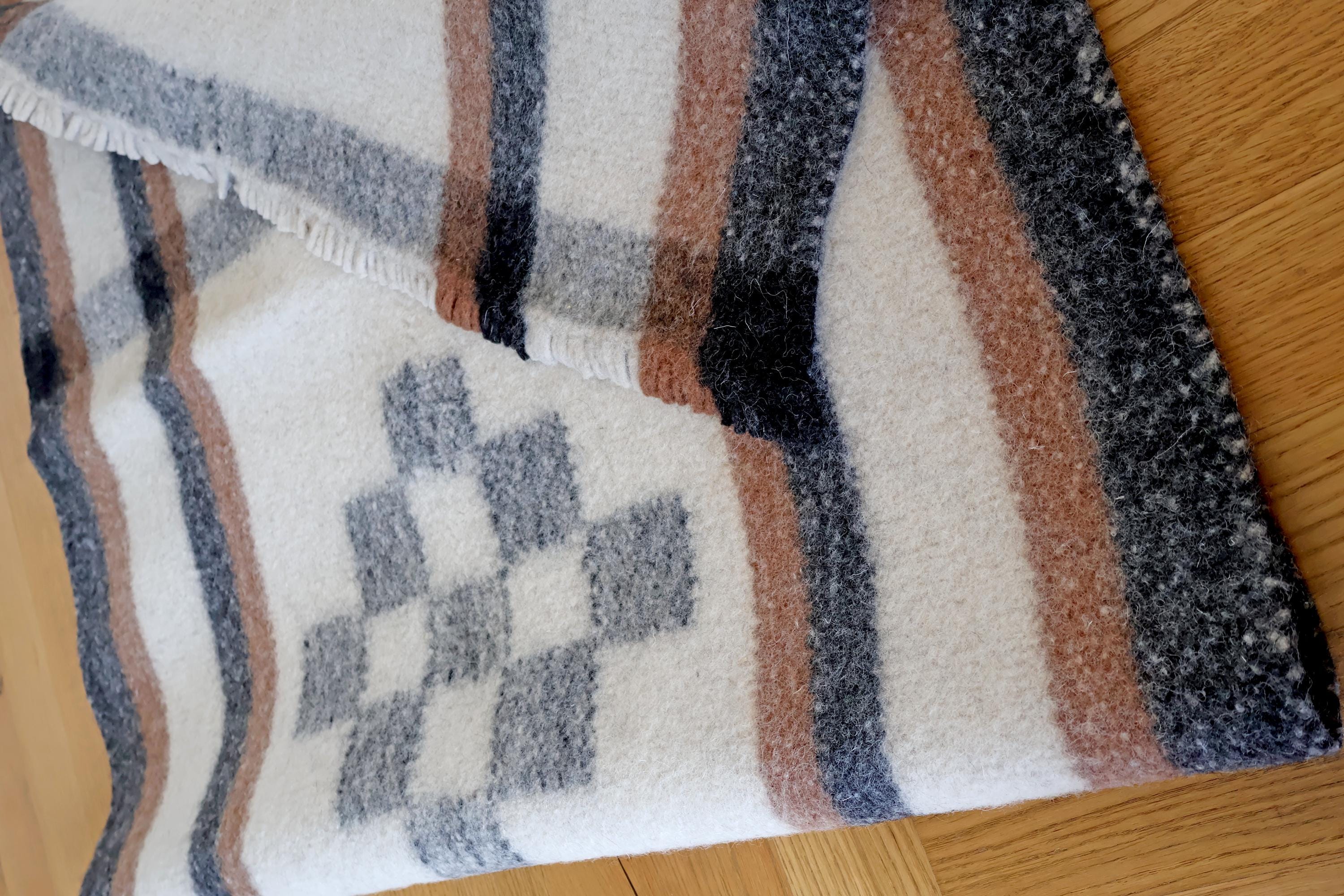 Handgewebter Radhi Teppich mit traditionellem Muster, Ungefärbte Wolle | Wollteppich aus Nepal | Minimalistischer Natur Teppich I Wohnzimmer