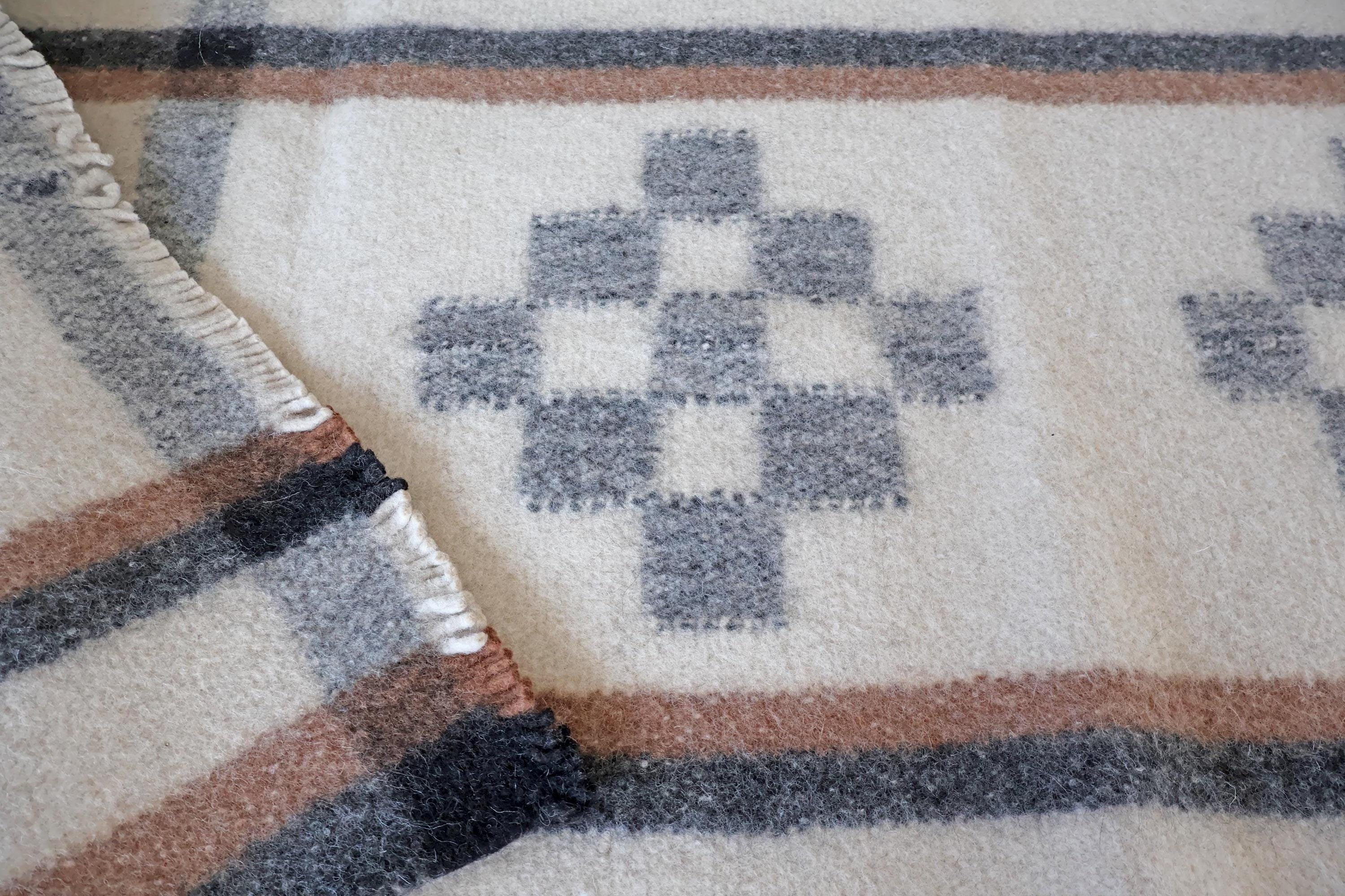 Handgewebter Radhi Teppich mit traditionellem Muster, Ungefärbte Wolle | Wollteppich aus Nepal | Minimalistischer Natur Teppich I Wohnzimmer