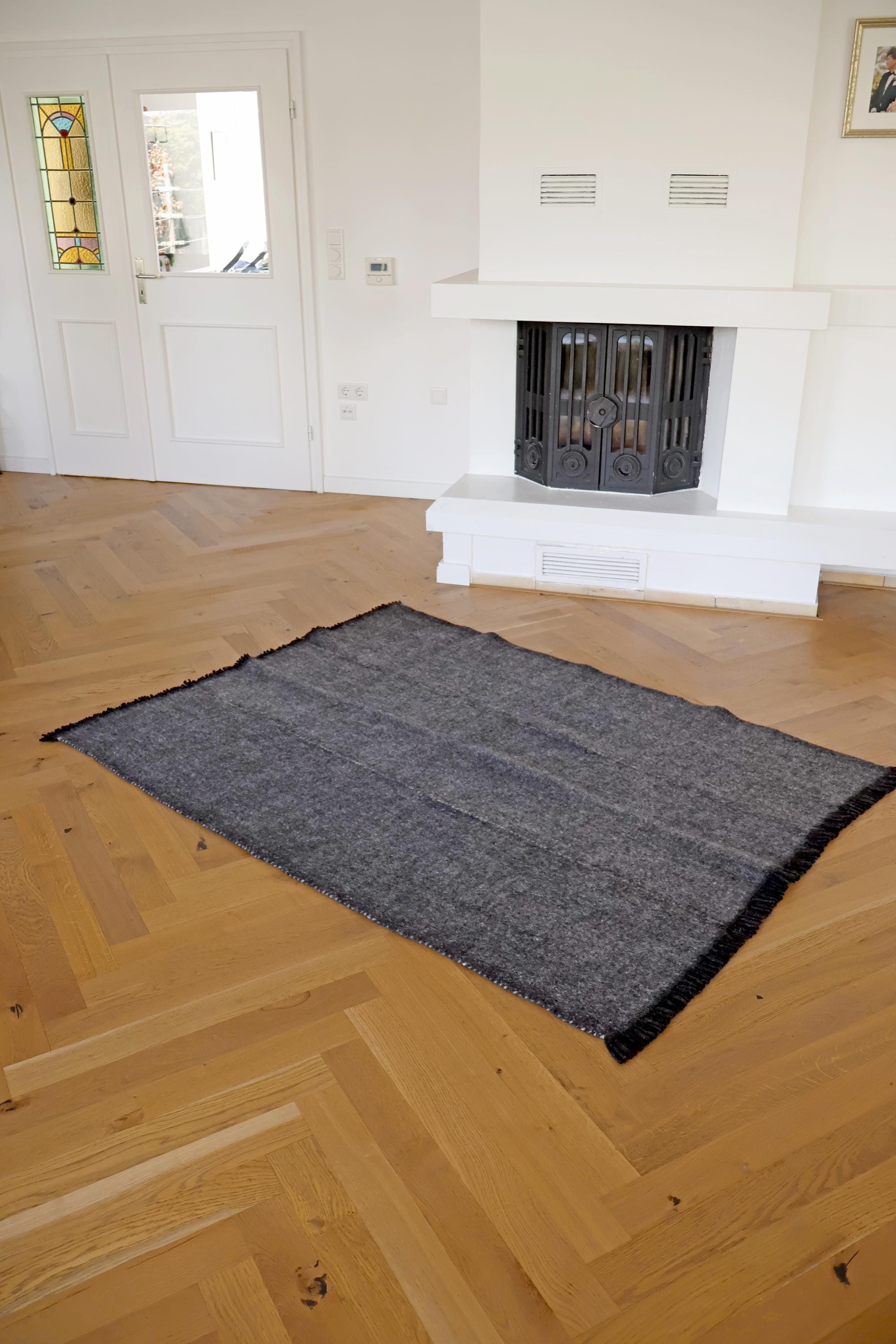 Handgewebter Radhi Teppich aus Nepal – Dunkelgrau | Fair Trade Wollteppich | Minimalistischer Boho Teppich | Natur Teppich Wohnzimmer