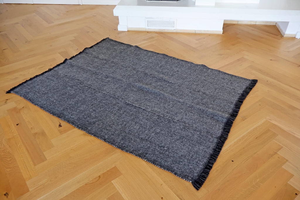 Handgewebter Radhi Teppich aus Nepal – Dunkelgrau | Fair Trade Wollteppich | Minimalistischer Boho Teppich | Natur Teppich Wohnzimmer