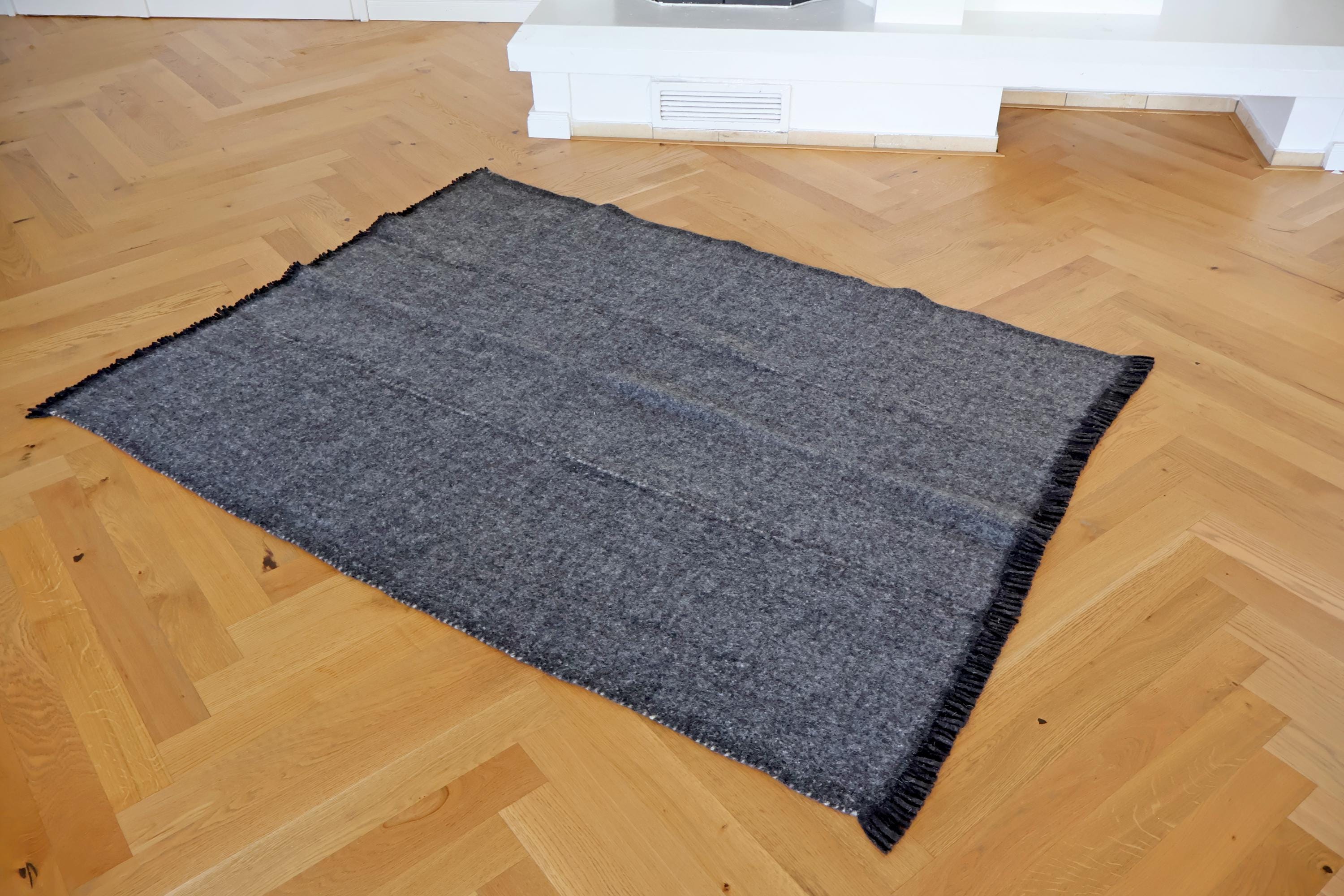 Handgewebter Radhi Teppich aus Nepal – Dunkelgrau | Fair Trade Wollteppich | Minimalistischer Boho Teppich | Natur Teppich Wohnzimmer