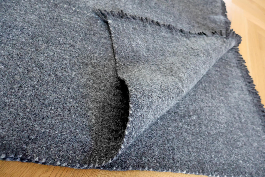 Handgewebter Radhi Teppich aus Nepal – Dunkelgrau | Fair Trade Wollteppich | Minimalistischer Boho Teppich | Natur Teppich Wohnzimmer