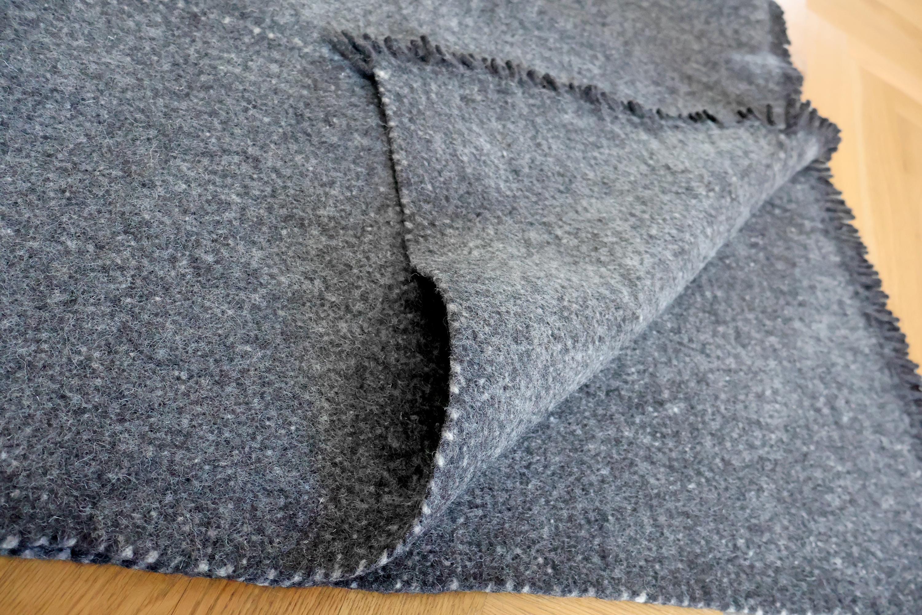 Handgewebter Radhi Teppich aus Nepal – Dunkelgrau | Fair Trade Wollteppich | Minimalistischer Boho Teppich | Natur Teppich Wohnzimmer