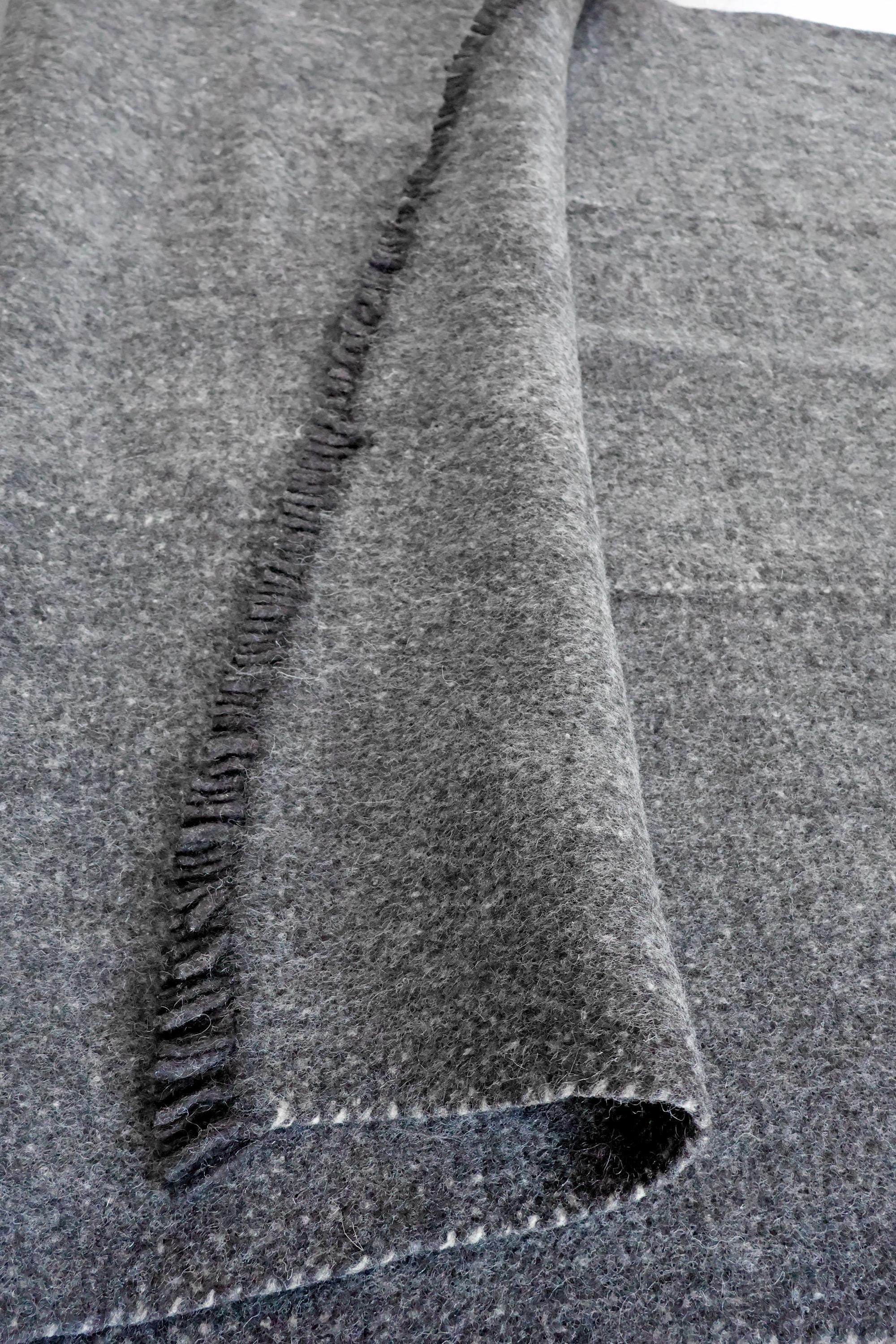 Handgewebter Radhi Teppich aus Nepal – Dunkelgrau | Fair Trade Wollteppich | Minimalistischer Boho Teppich | Natur Teppich Wohnzimmer