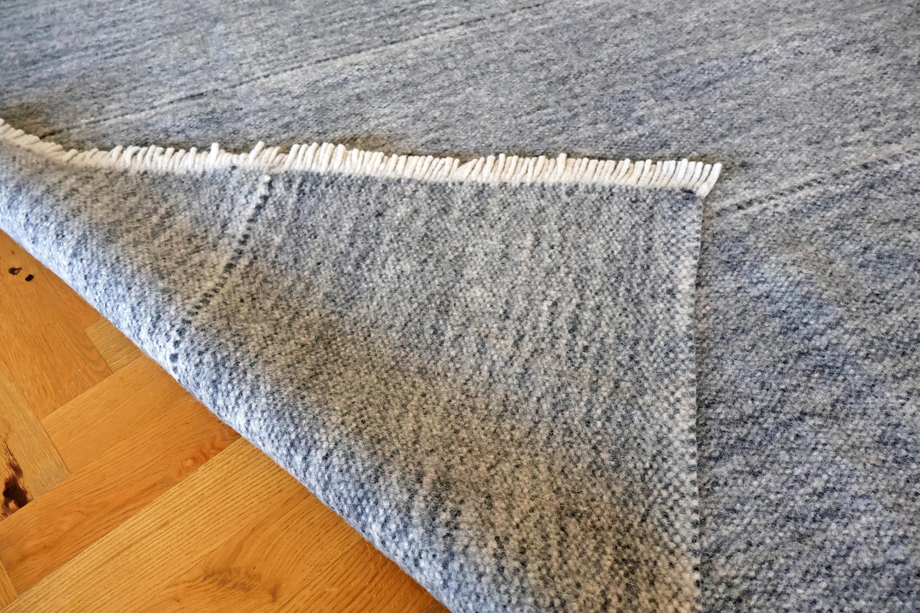 Handgewebter Radhi Teppich aus Nepal – Grau | Fair Trade Wollteppich | Minimalistischer Boho Teppich | Natur Teppich Wohnzimmer