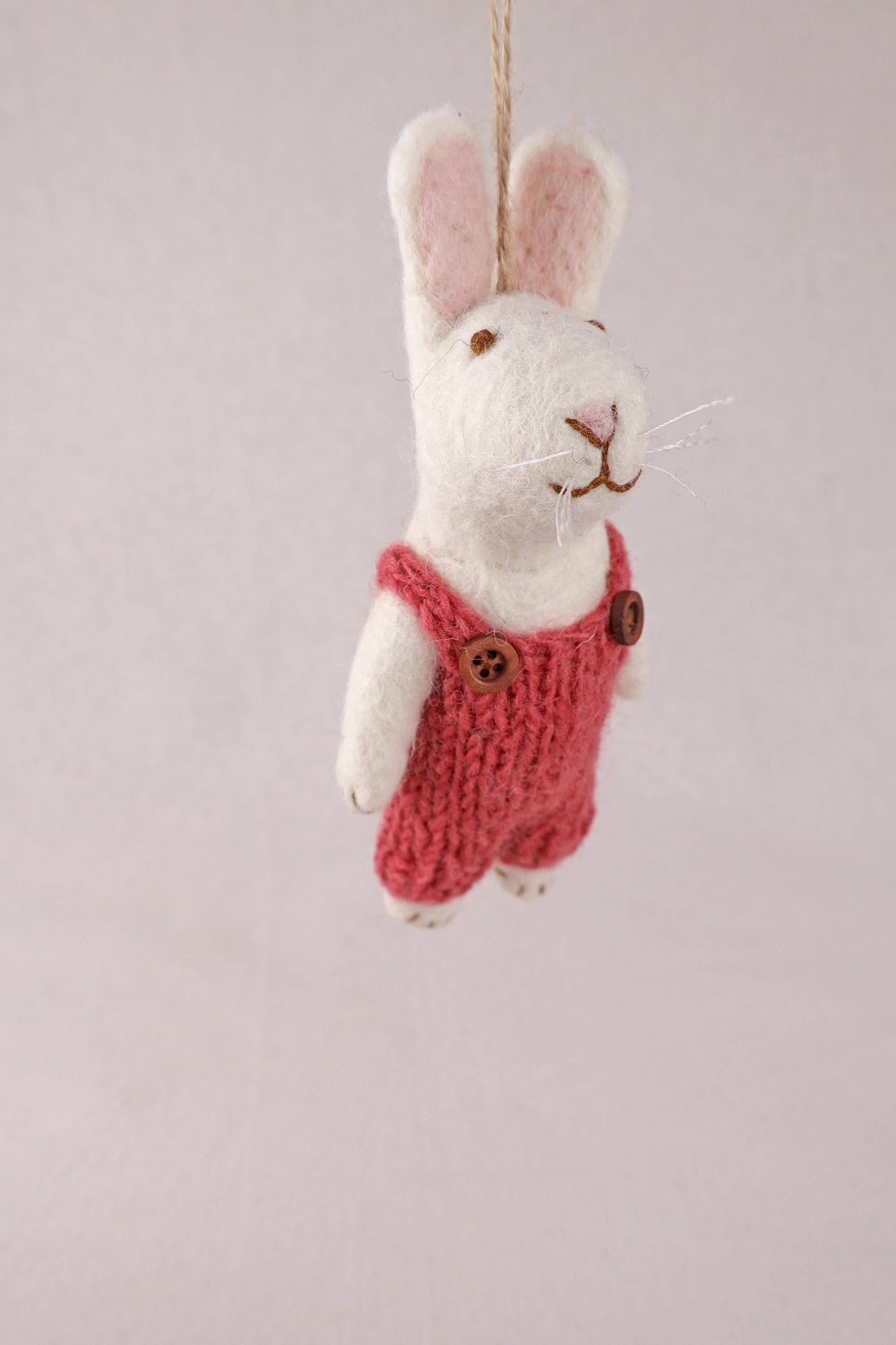Anhänger Hase mit besticktem Mantel I Osterschmuck I Osterdeko I I Osterstrauß I Filzdeko Ostern I Osterhase I Frühling