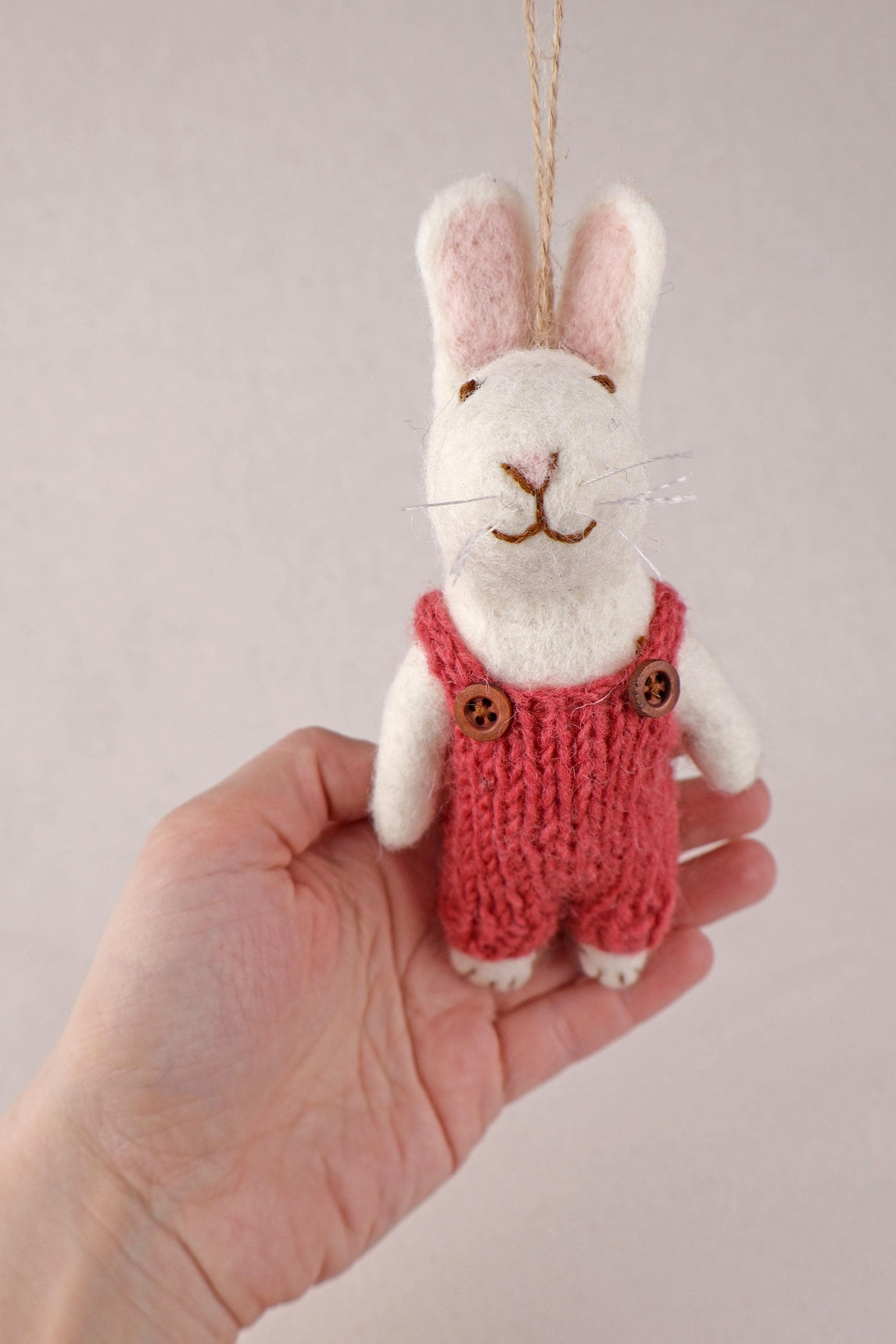 Anhänger Hase mit besticktem Mantel I Osterschmuck I Osterdeko I I Osterstrauß I Filzdeko Ostern I Osterhase I Frühling