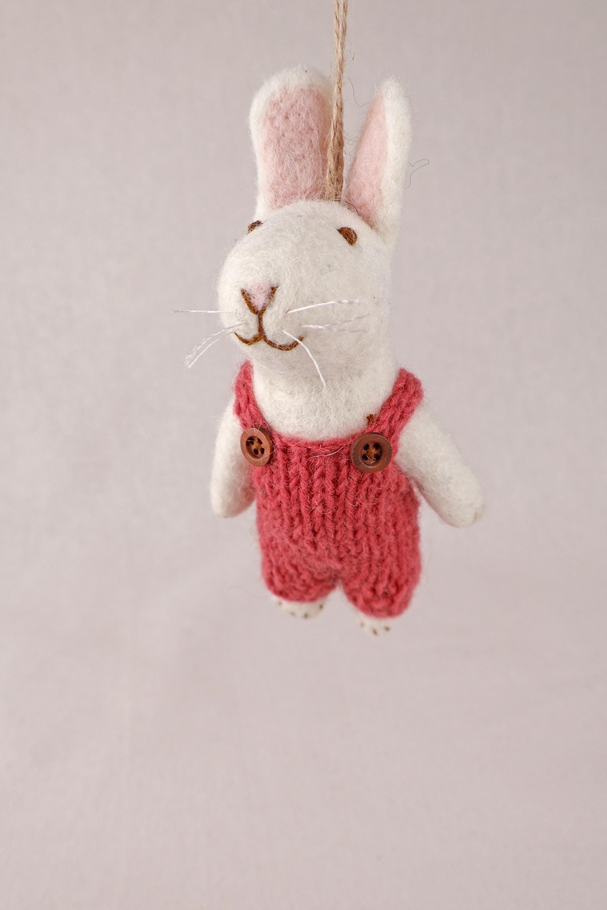 Anhänger Hase mit besticktem Mantel I Osterschmuck I Osterdeko I I Osterstrauß I Filzdeko Ostern I Osterhase I Frühling