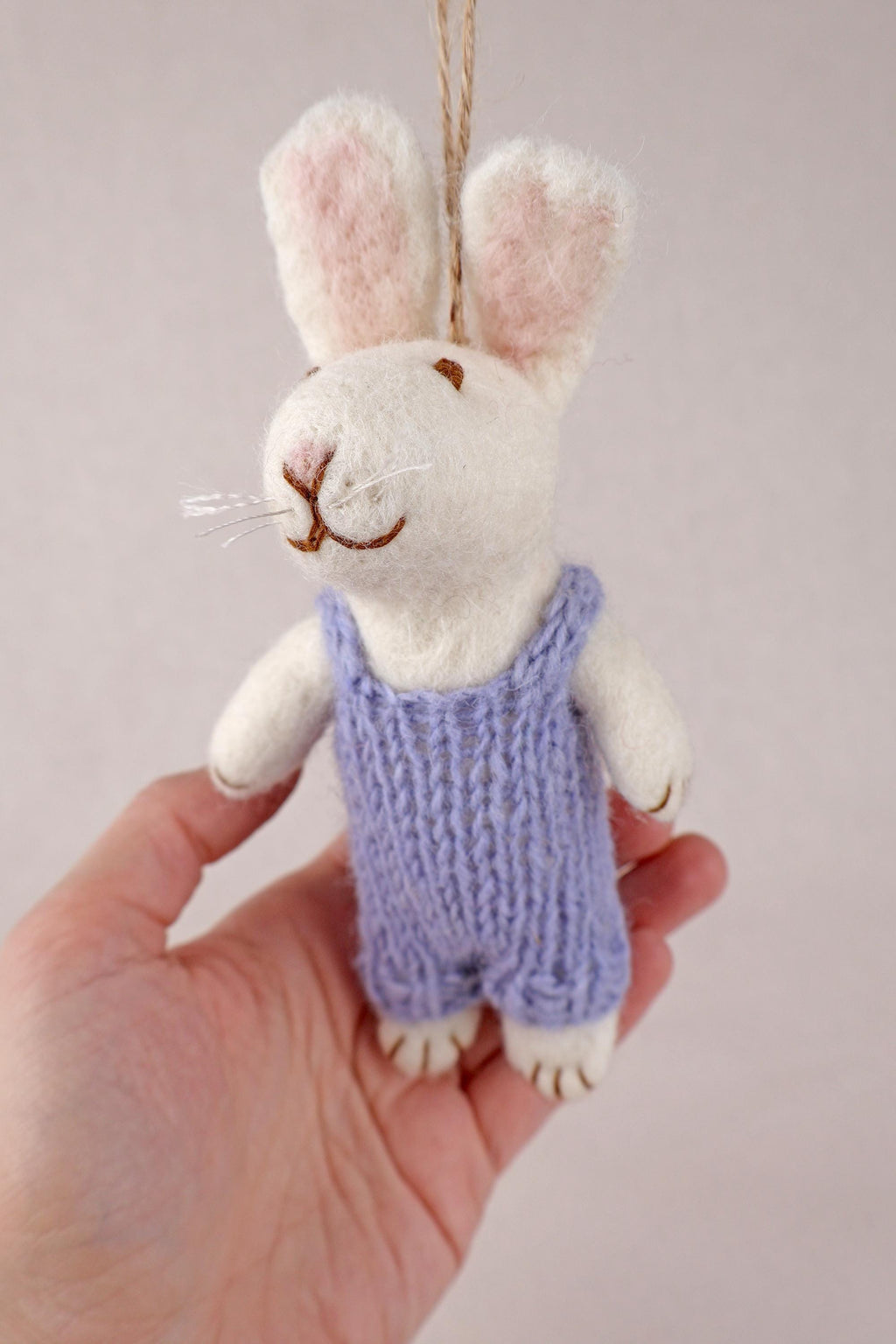 Anhänger Hase mit gestrickter Latzhose I Osterschmuck I Osterdeko I I Osterstrauß I Filzdeko Ostern I Osterhase I Frühling