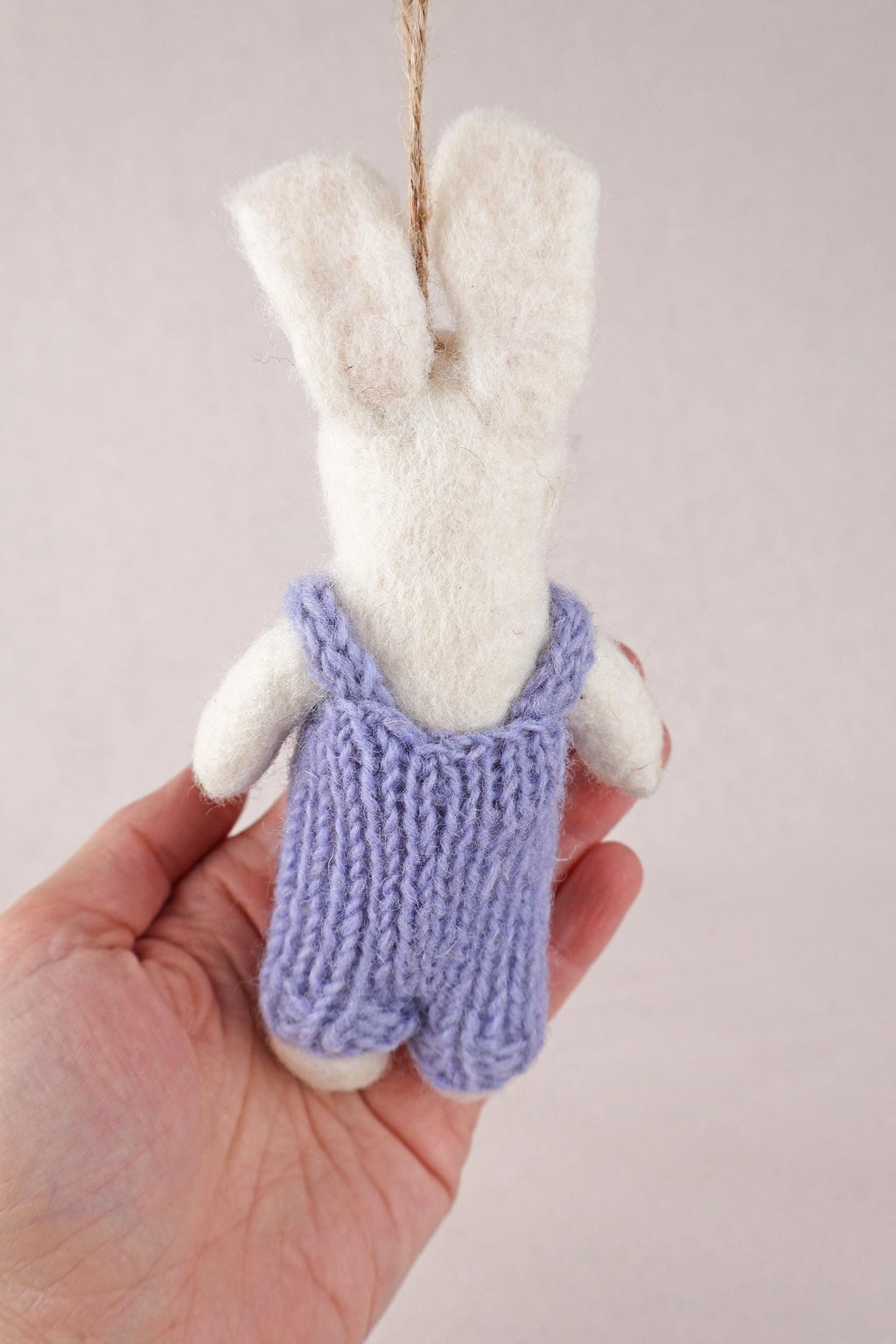 Anhänger Hase mit gestrickter Latzhose I Osterschmuck I Osterdeko I I Osterstrauß I Filzdeko Ostern I Osterhase I Frühling
