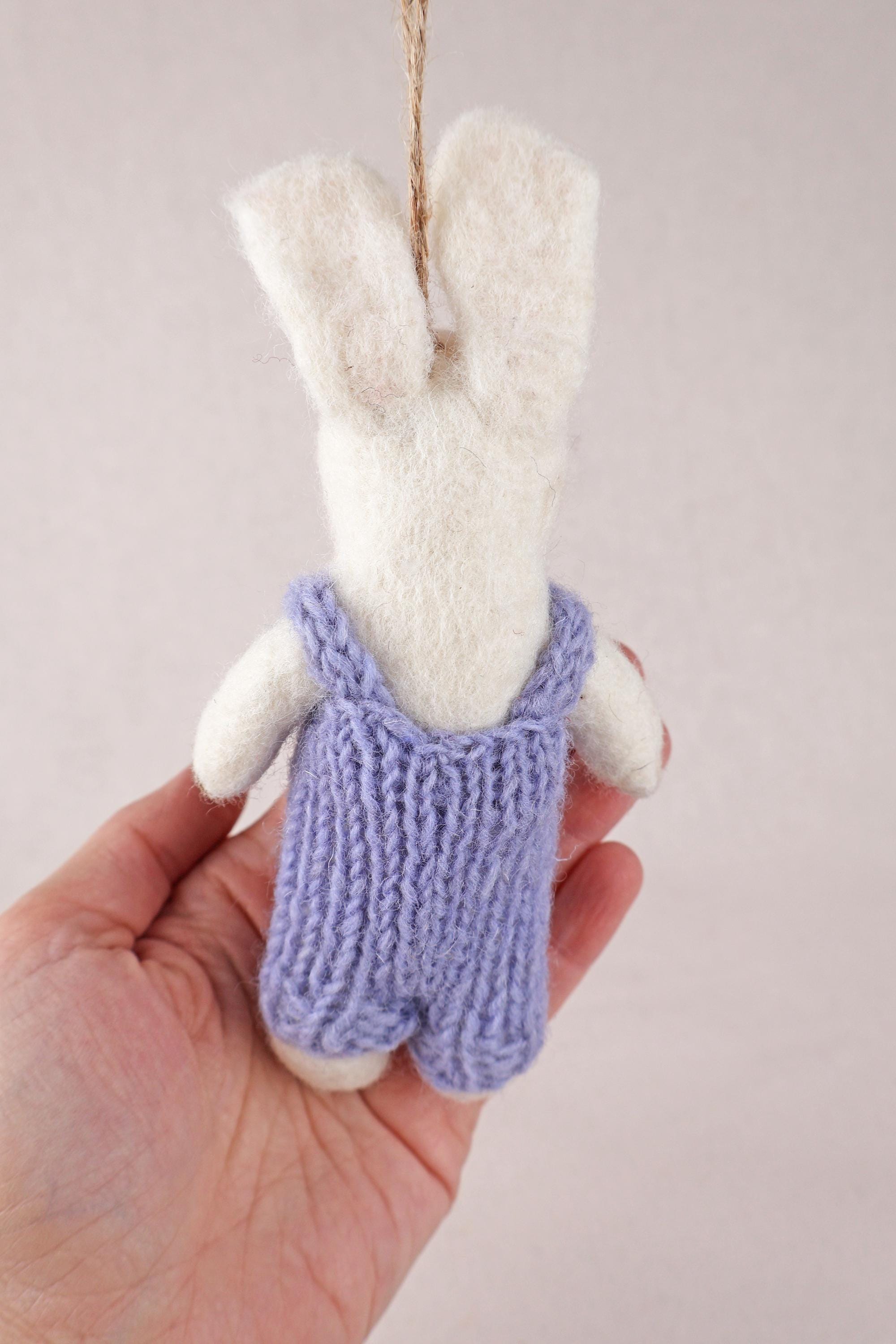 Anhänger Hase mit gestrickter Latzhose I Osterschmuck I Osterdeko I I Osterstrauß I Filzdeko Ostern I Osterhase I Frühling