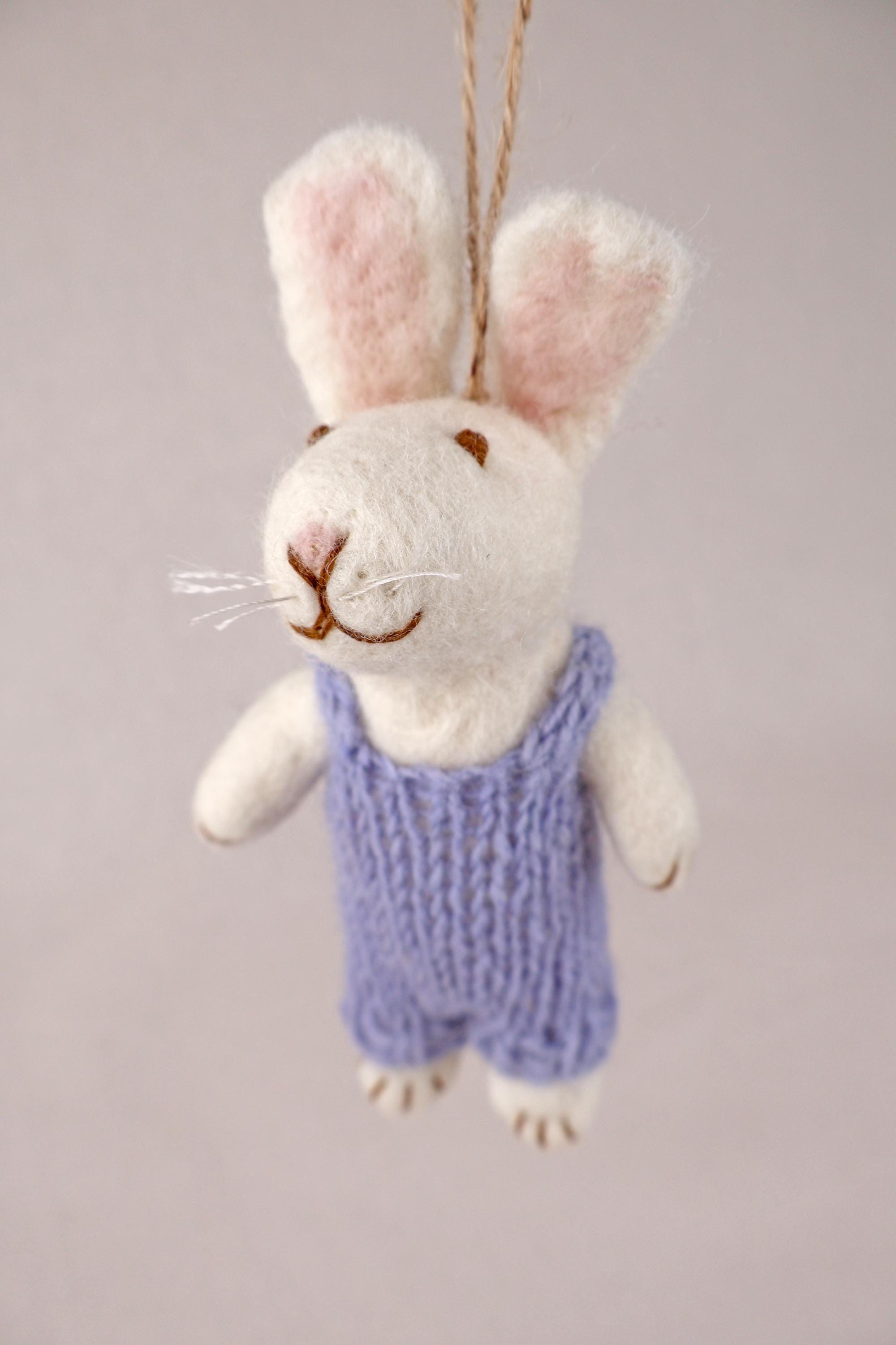 Anhänger Hase mit gestrickter Latzhose I Osterschmuck I Osterdeko I I Osterstrauß I Filzdeko Ostern I Osterhase I Frühling