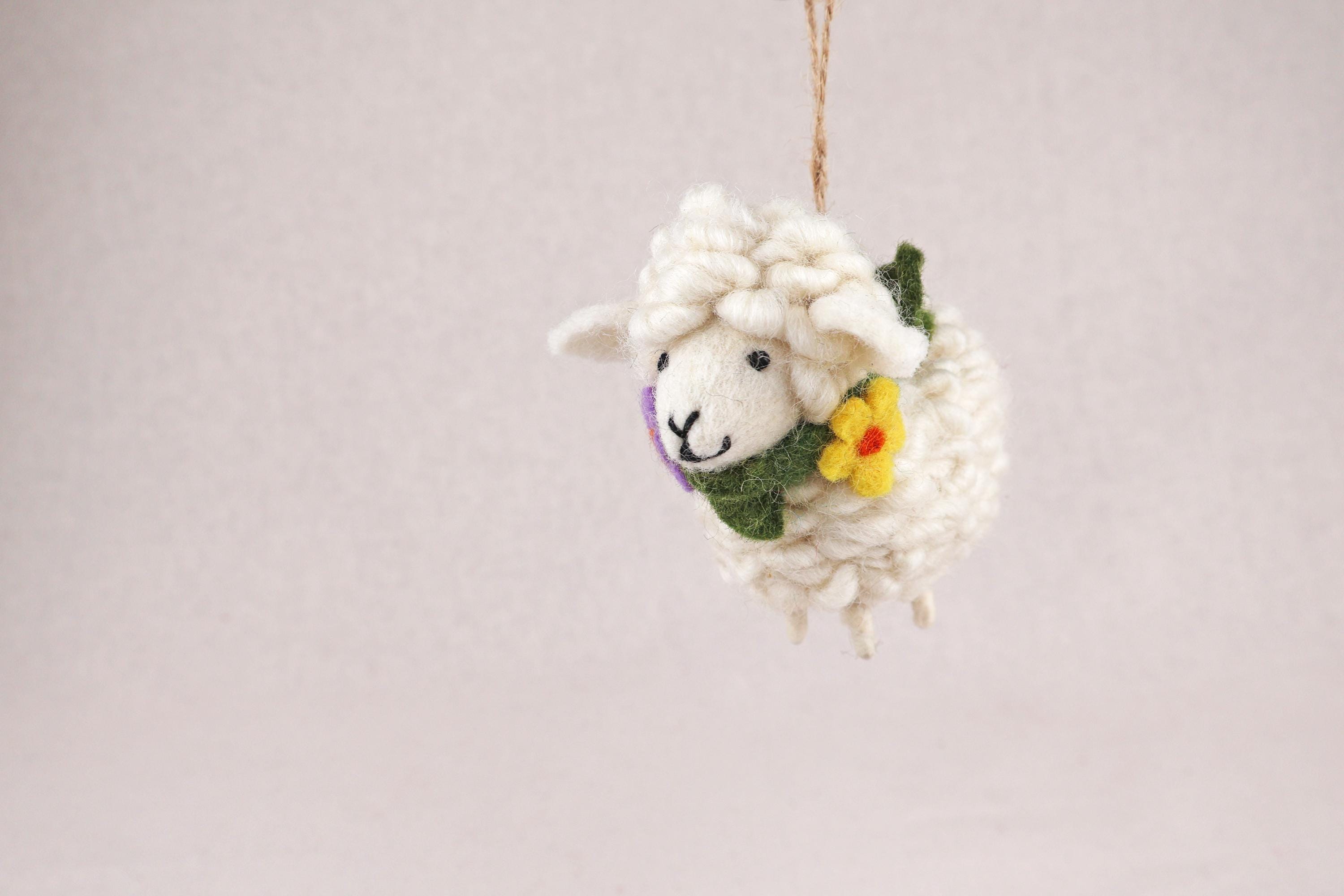 Anhänger Schaf mit Blumenkranz I Christbaumschmuck Weihnachtsdeko I Winter Weihnachtsbaum I Weihnachtsschaf
