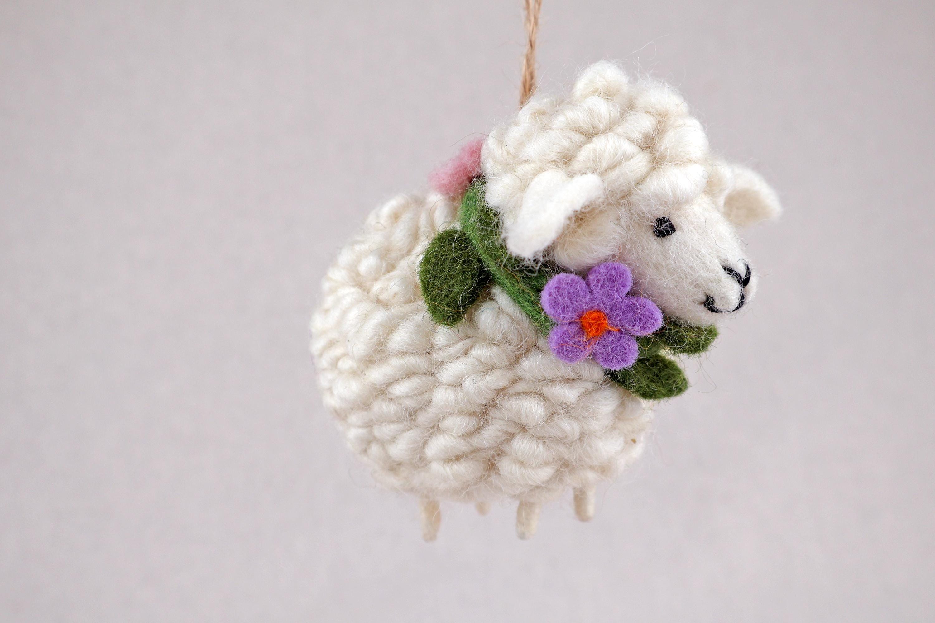 Anhänger Schaf mit Blumenkranz I Christbaumschmuck Weihnachtsdeko I Winter Weihnachtsbaum I Weihnachtsschaf