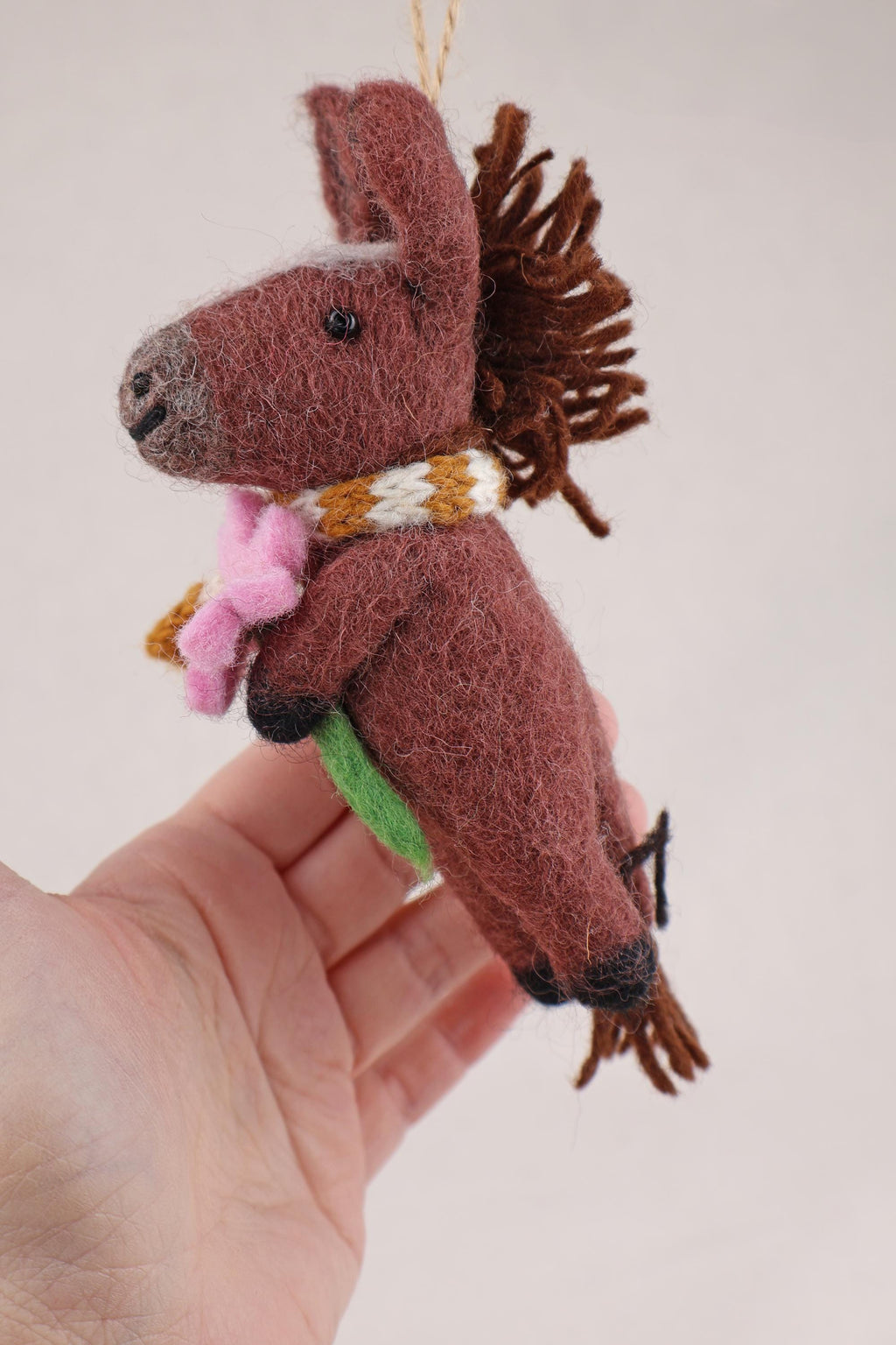 Anhänger Pferd mit Blume und Schal I Filz Interior l Filz Christbaumschmuck I Weihnachtsdeko Pferdchen