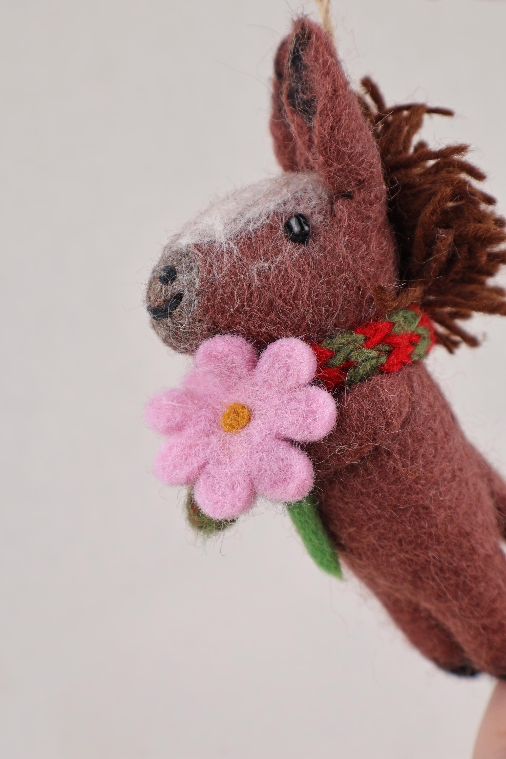 Anhänger Pferd mit Blume und Schal I Filz Interior l Filz Christbaumschmuck I Weihnachtsdeko Pferdchen
