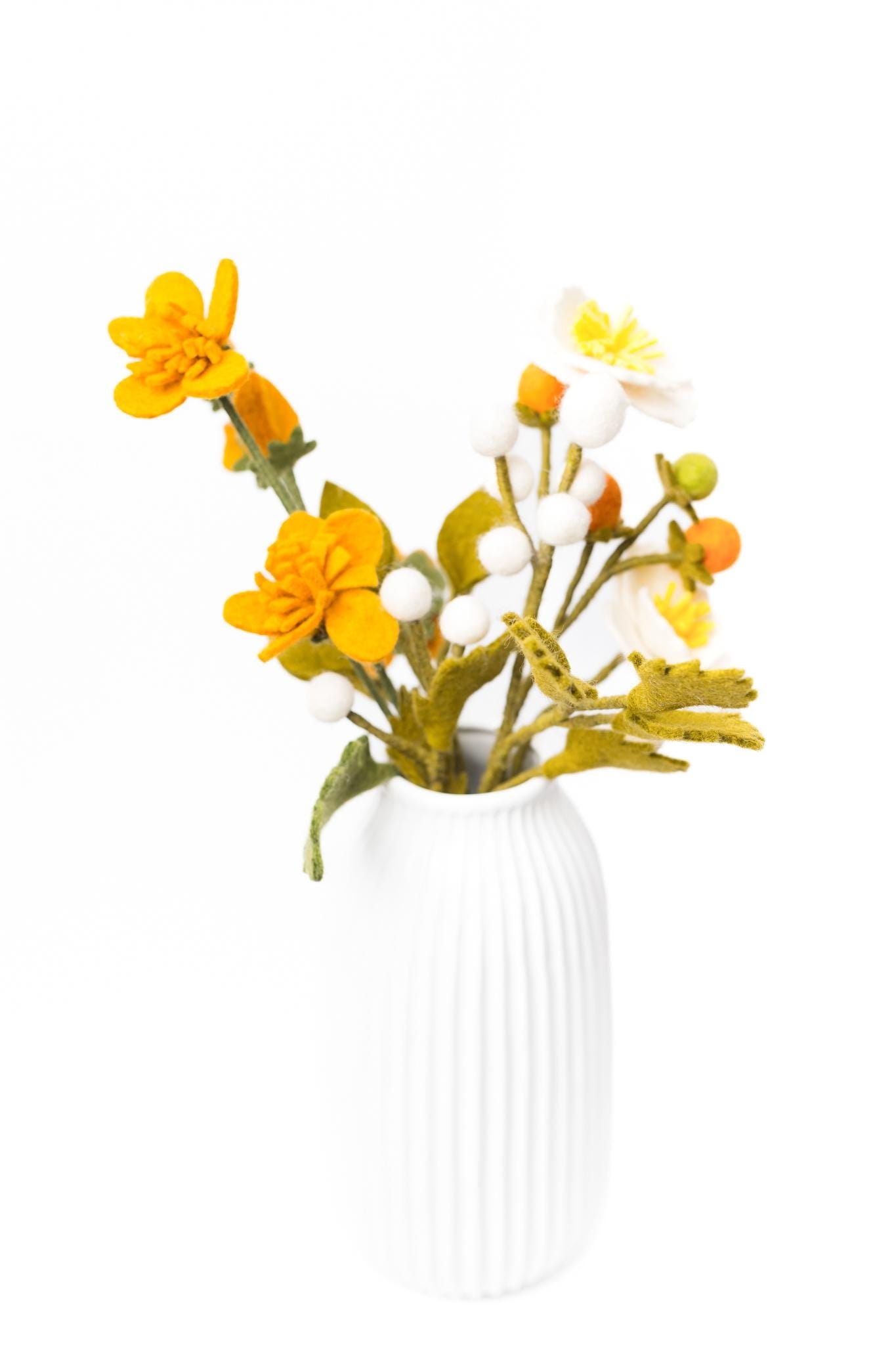 Filz Beerenzweig – nachhaltige Wildblumen Deko, handgemacht Fair Trade Nepal, grüner Zweig aus Filz
