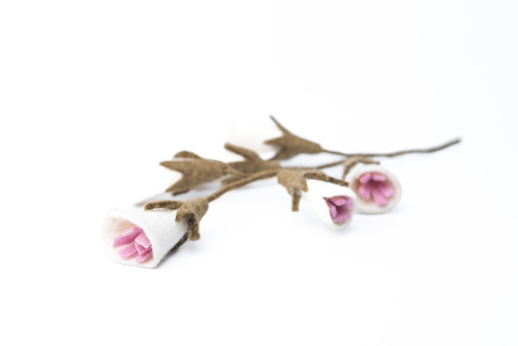 Filz Glockenblumen Zweig – weiße Blüten mit rosa Details, nachhaltige Deko, handgemacht Fair Trade Nepal, zarte Naturdeko