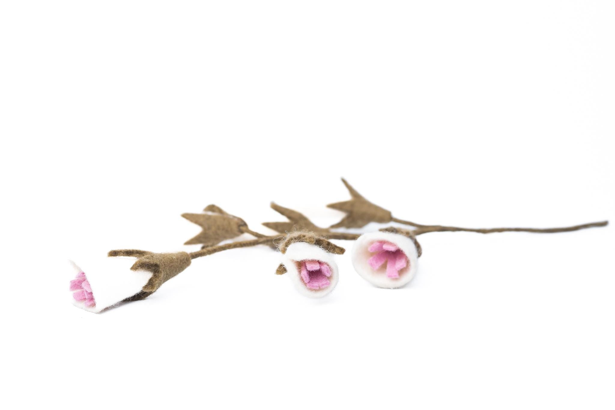 Filz Glockenblumen Zweig – weiße Blüten mit rosa Details, nachhaltige Deko, handgemacht Fair Trade Nepal, zarte Naturdeko