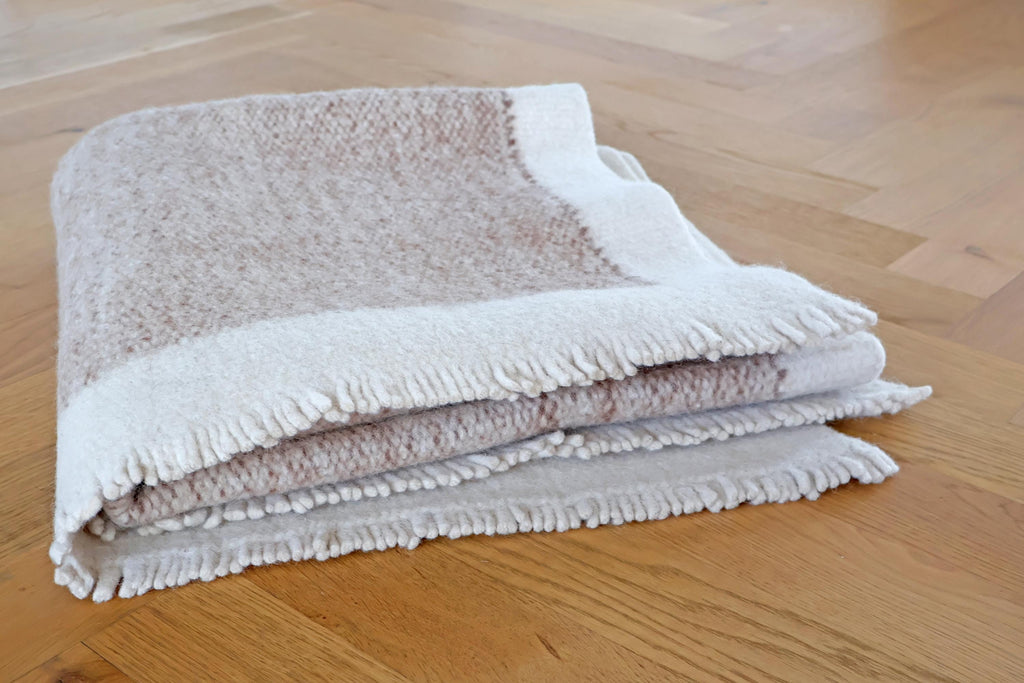Handgewebter Radhi Teppich aus Nepal – Beige Weiß | Fair Trade Wollteppich | Minimalistischer Boho Teppich | Natur Teppich Wohnzimmer