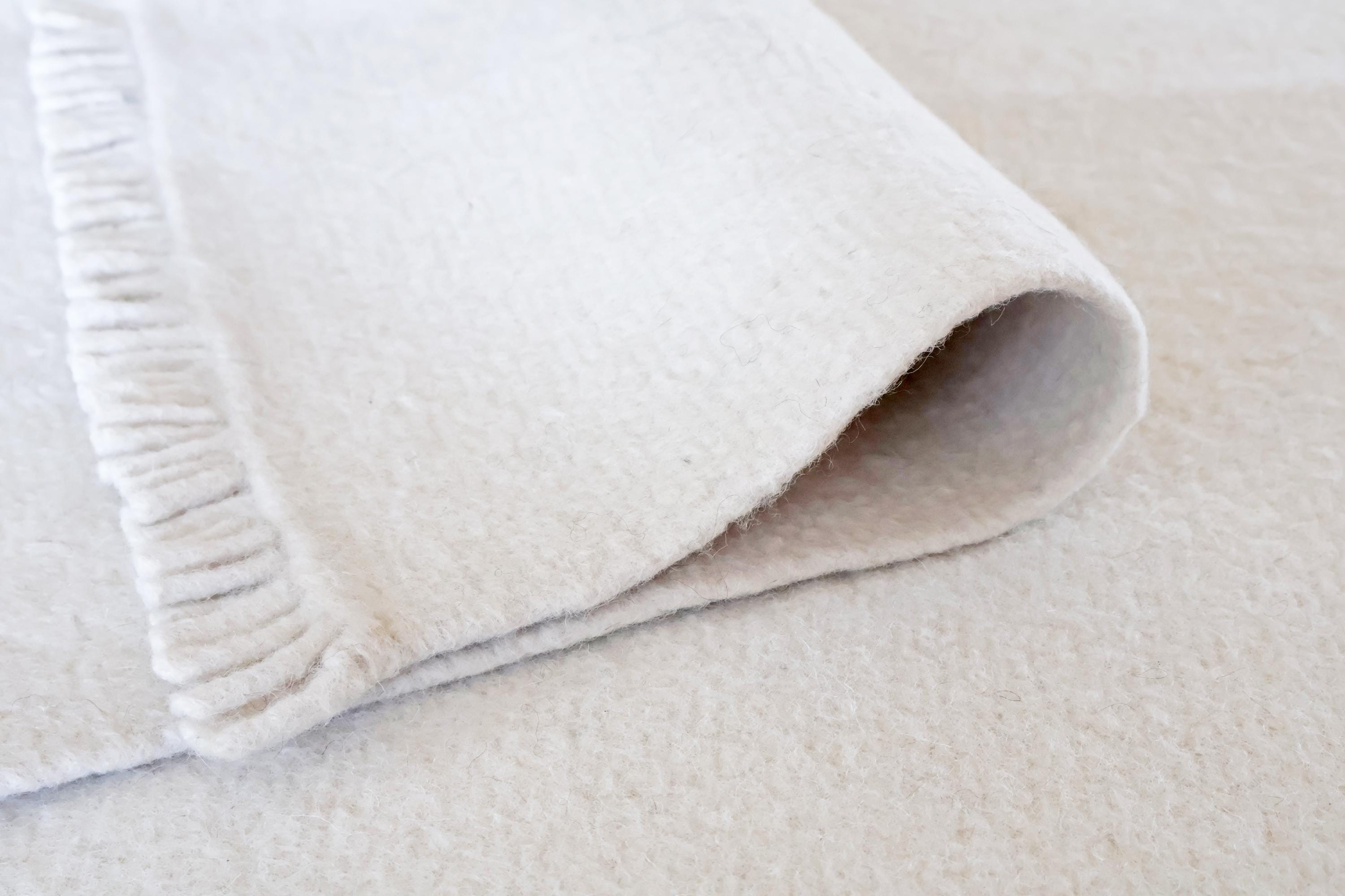 Handgewebter Radhi Teppich in Creme – Ungefärbte Wolle | Fair Trade Wollteppich aus Nepal | Minimalistischer Natur Teppich I Wohnzimmer