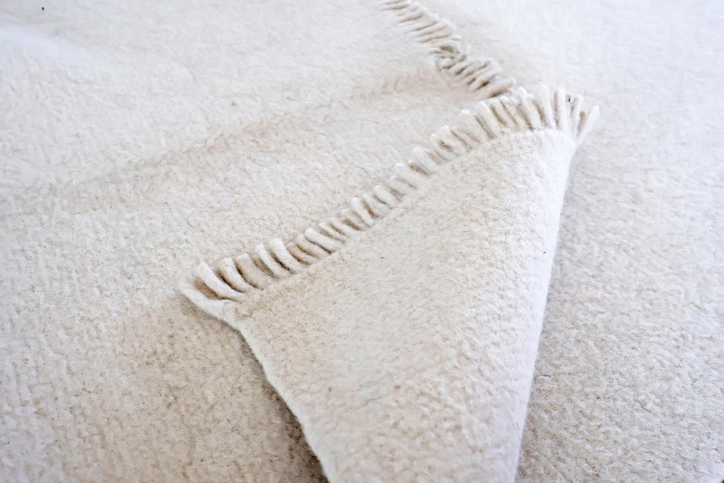 Handgewebter Radhi Teppich in Creme – Ungefärbte Wolle | Fair Trade Wollteppich aus Nepal | Minimalistischer Natur Teppich I Wohnzimmer
